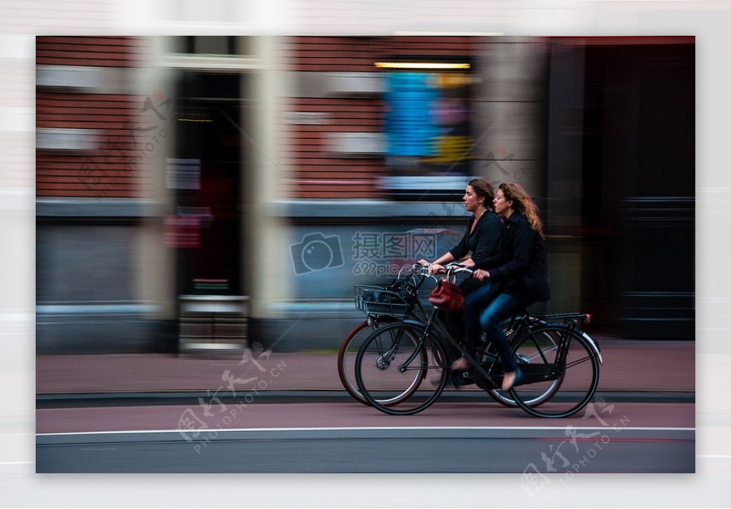 2人在人行道上骑自行车