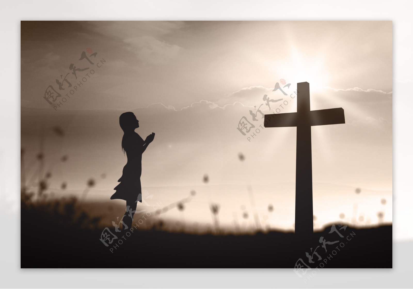 朝十字架祈祷的女孩图片