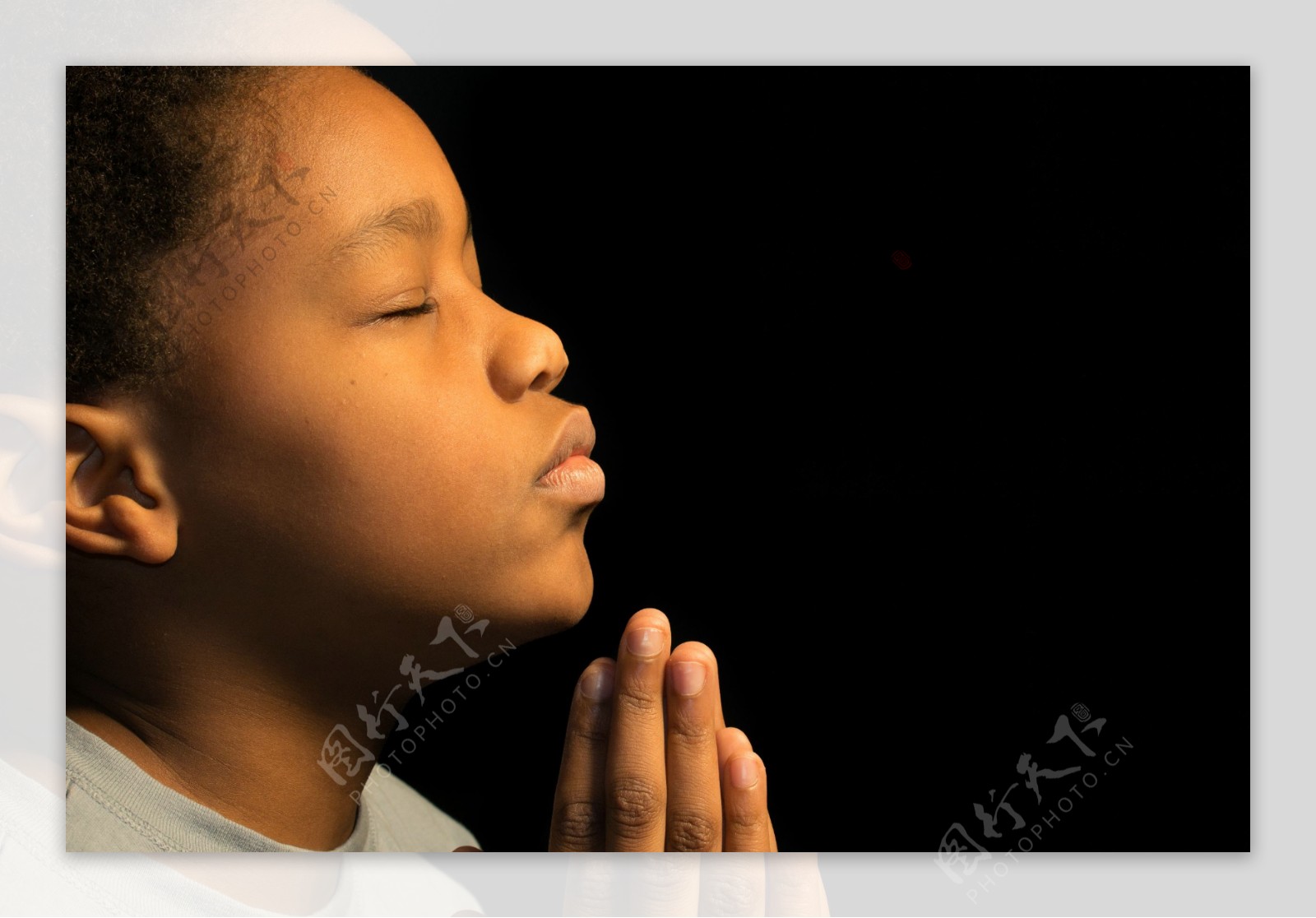 双手祷告的小女孩图片