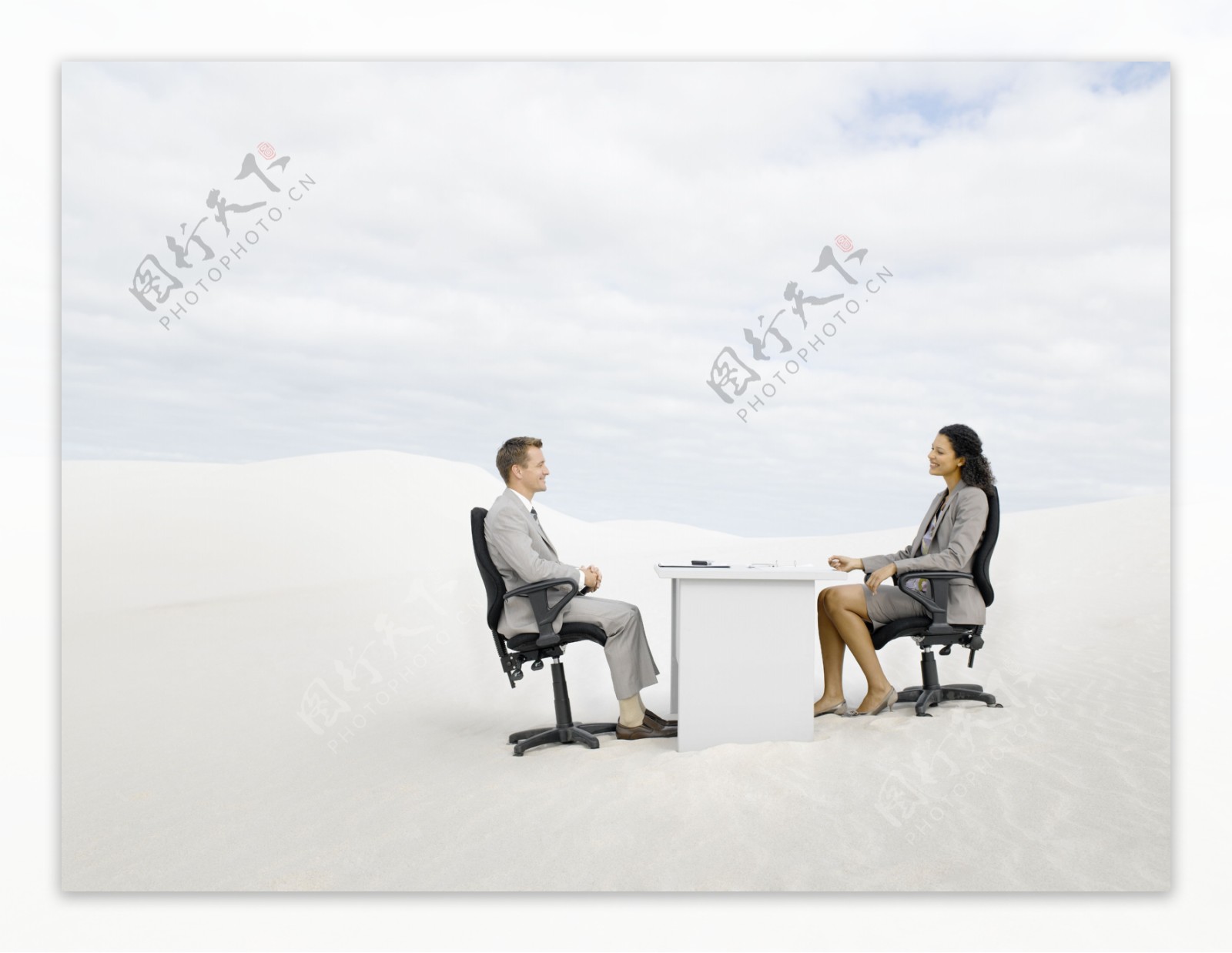 沙漠上的商务男女图片
