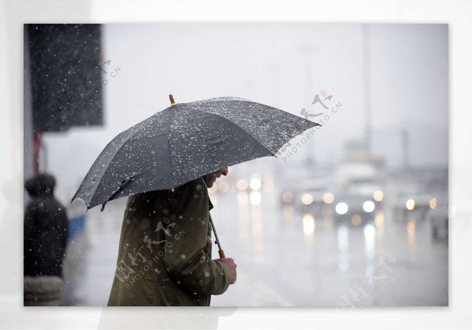 在雨中撑着伞的老人图片