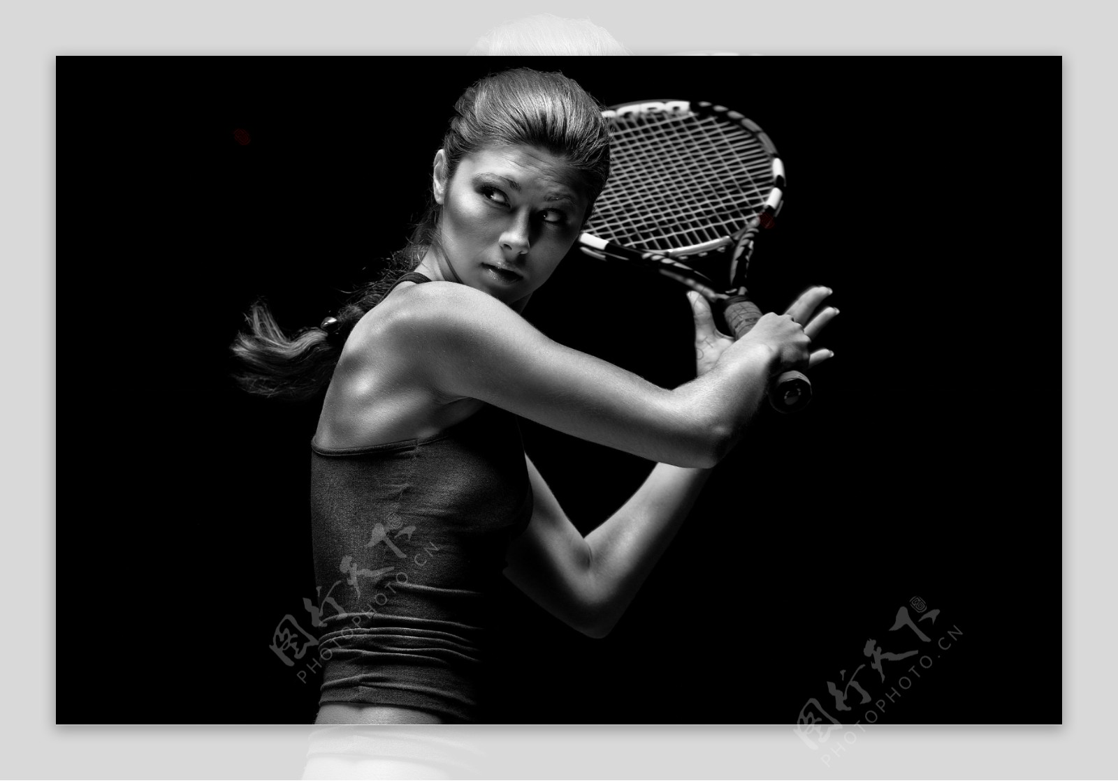 打网球的女人图片