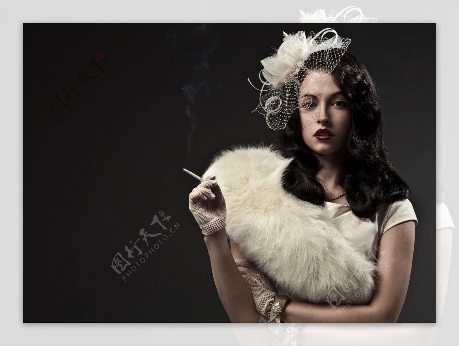 抽烟的性感美女图片素材-编号27705217-图行天下