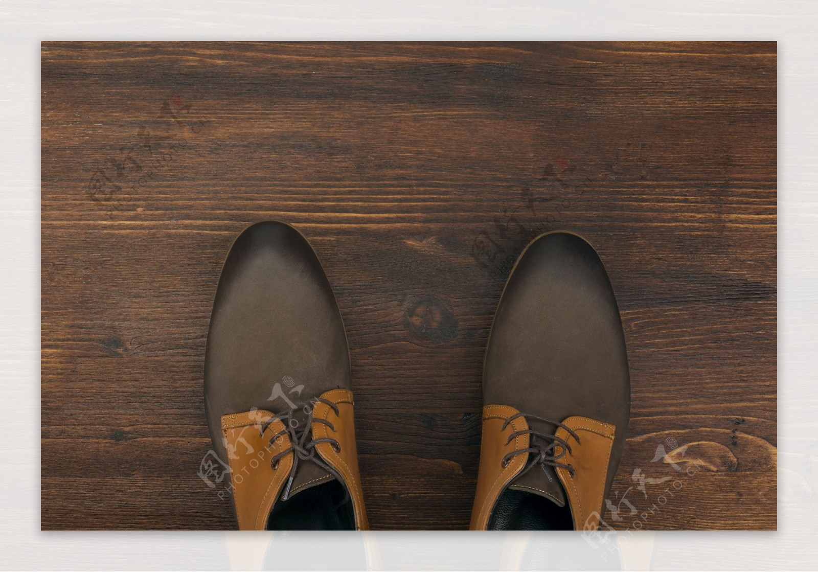 木板上的休闲皮鞋