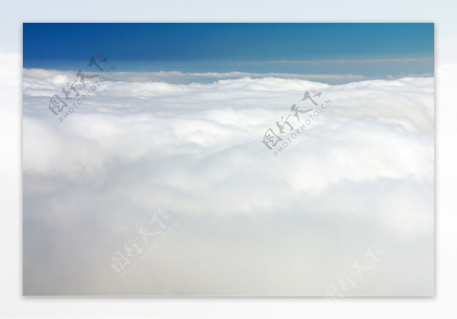 蓝天下的云层图片