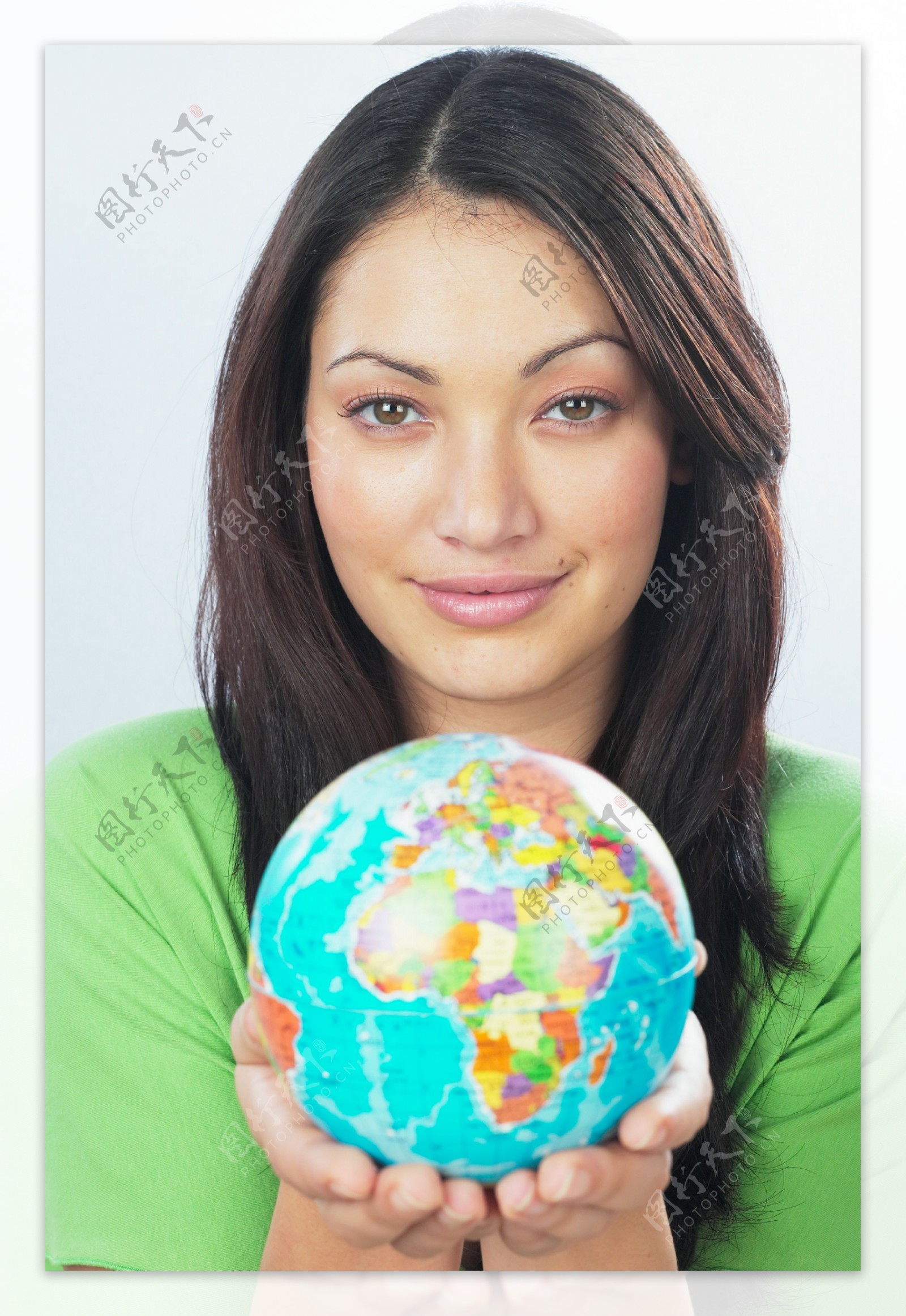 拿着地球仪的女人图片