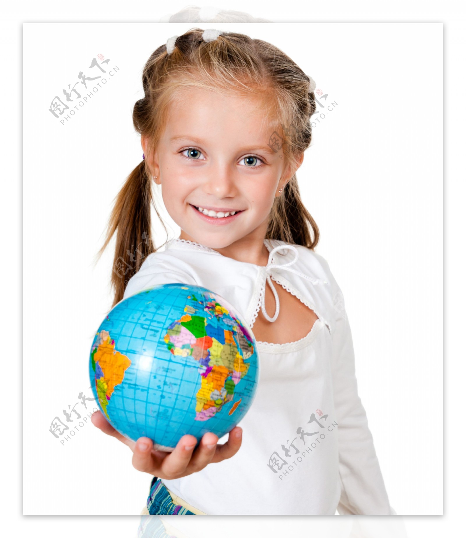 捧着地球仪的小女孩图片