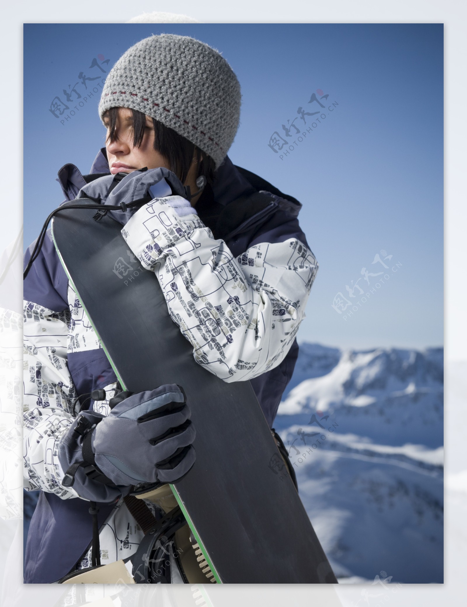 抱着滑雪板的女性图片