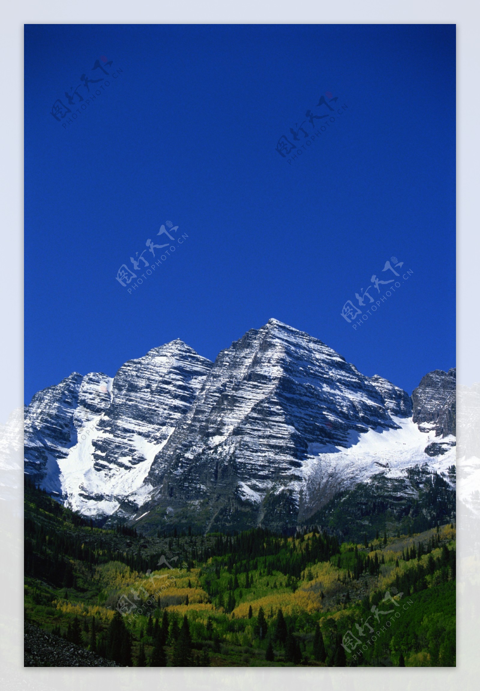 蓝天下的雪山山峰图片