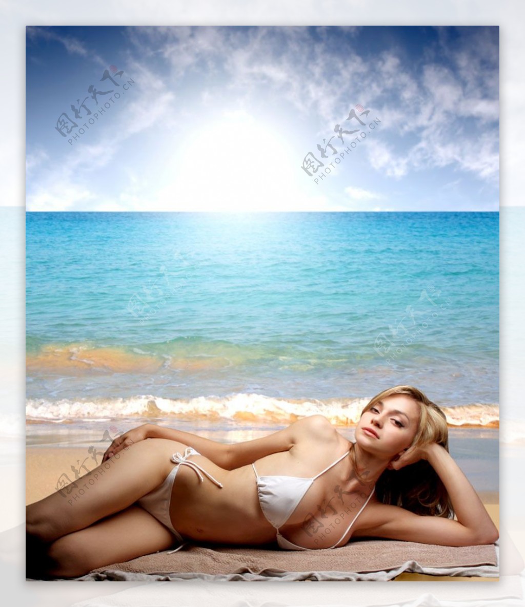 躺在海滩上的比基尼美女图片