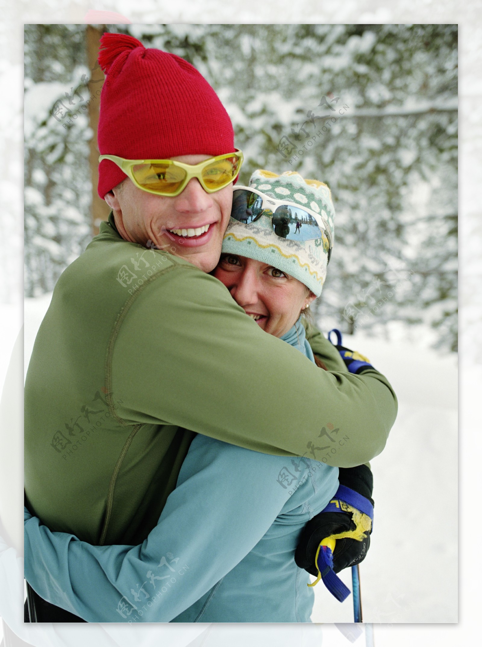 雪地上拥抱的夫妻图片
