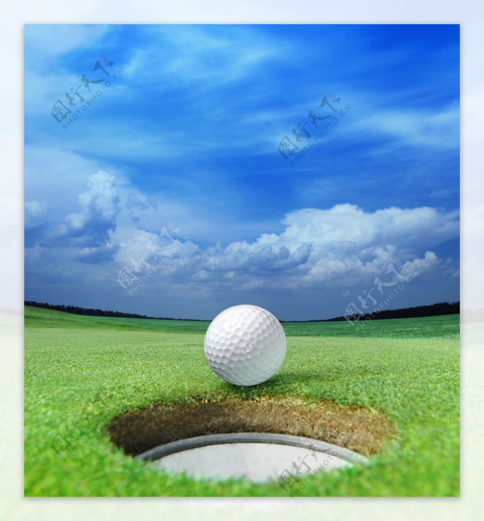 球洞旁的高尔夫球图片