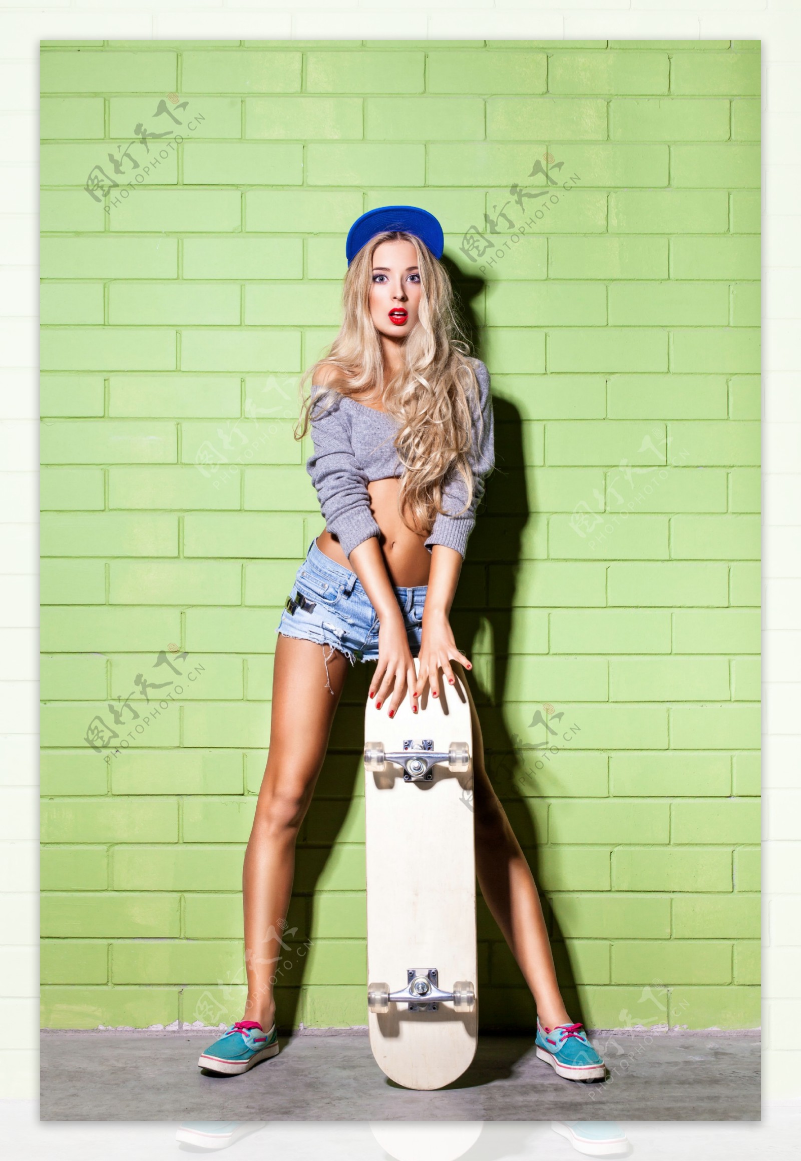 立着滑板的美女图片