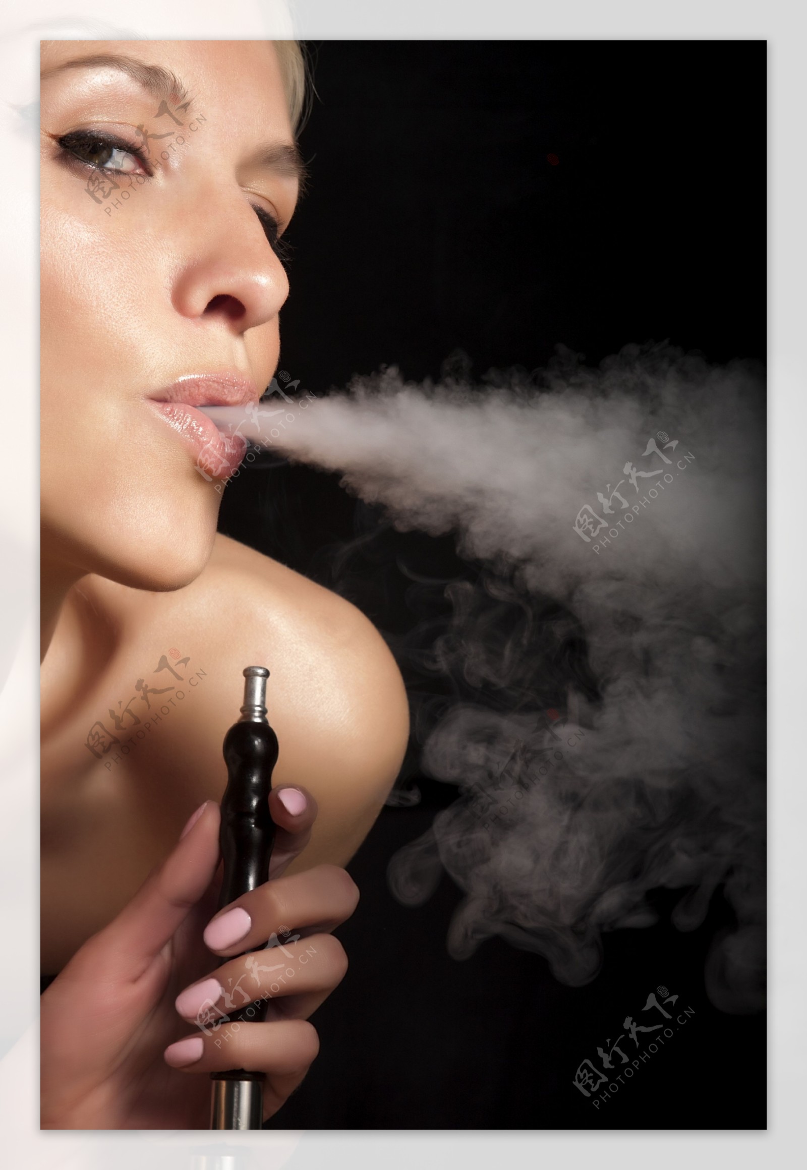 抽烟的外国女人图片