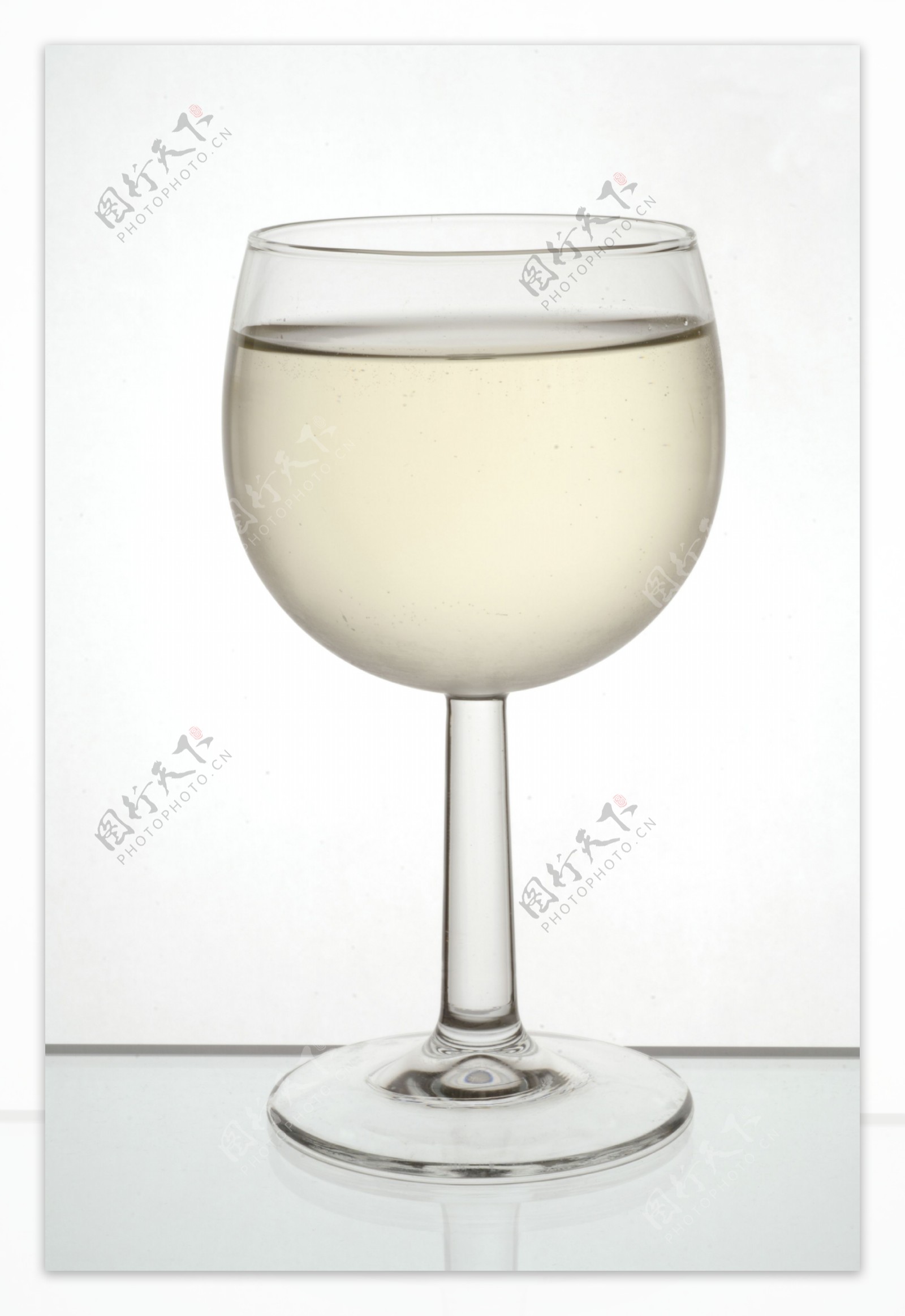 一杯清纯葡萄酒特写图片