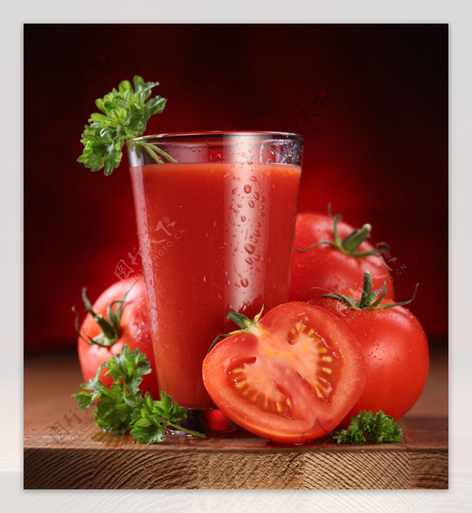 带水珠的西红柿和果汁图片