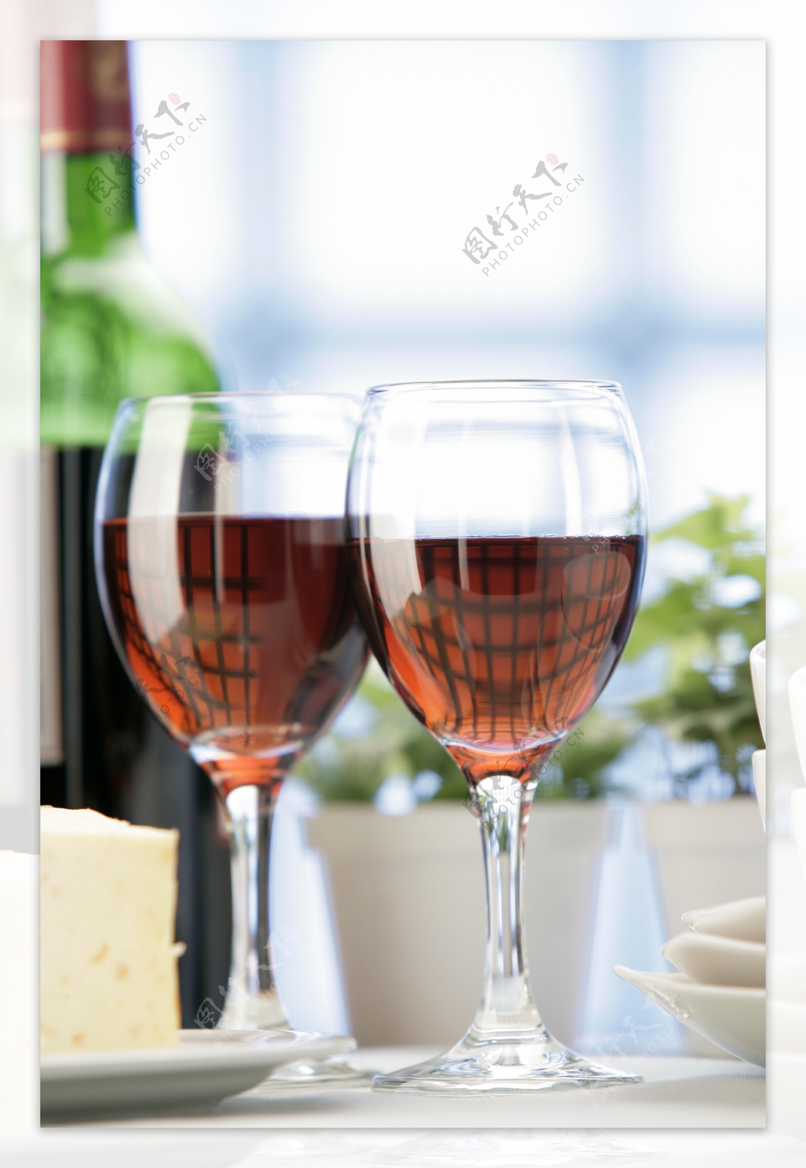 两杯经典红酒图片