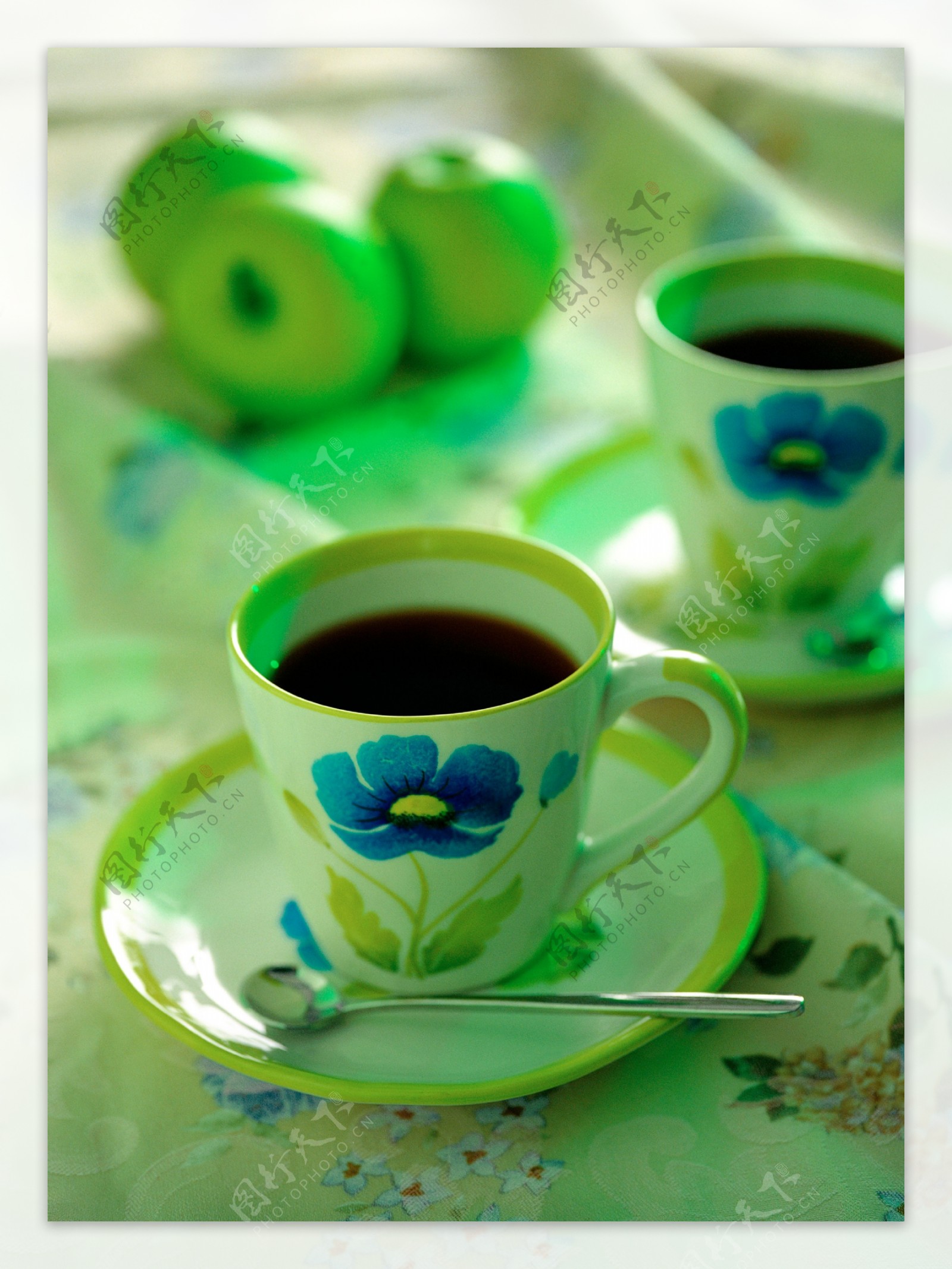 花陶瓷盛装咖啡图片