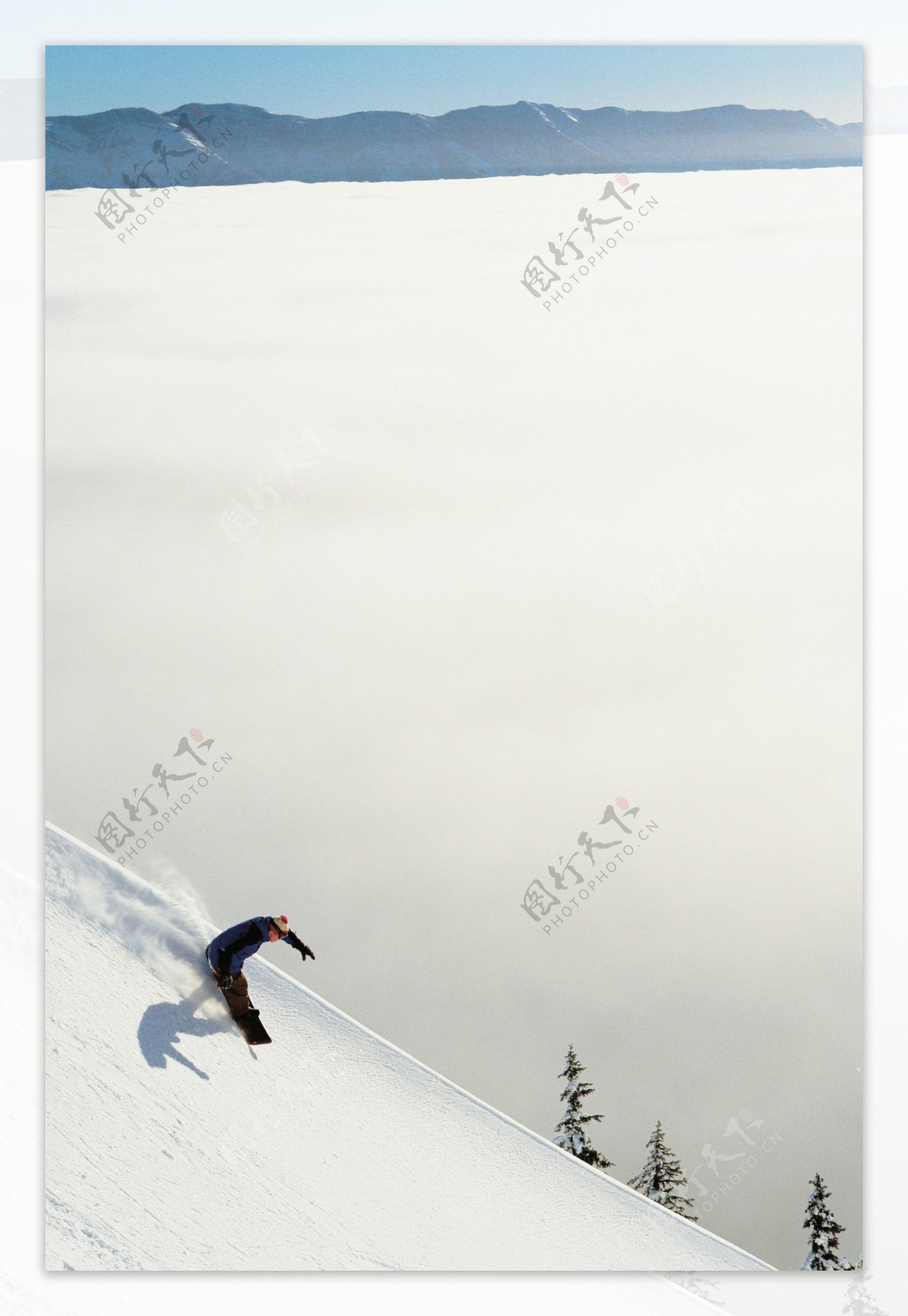 急速而下的滑雪人物图片