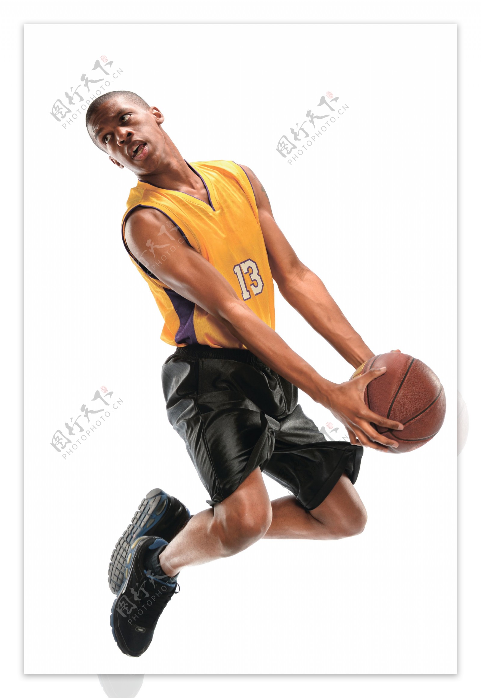 拿着篮球跳跃的黑人运动员图片
