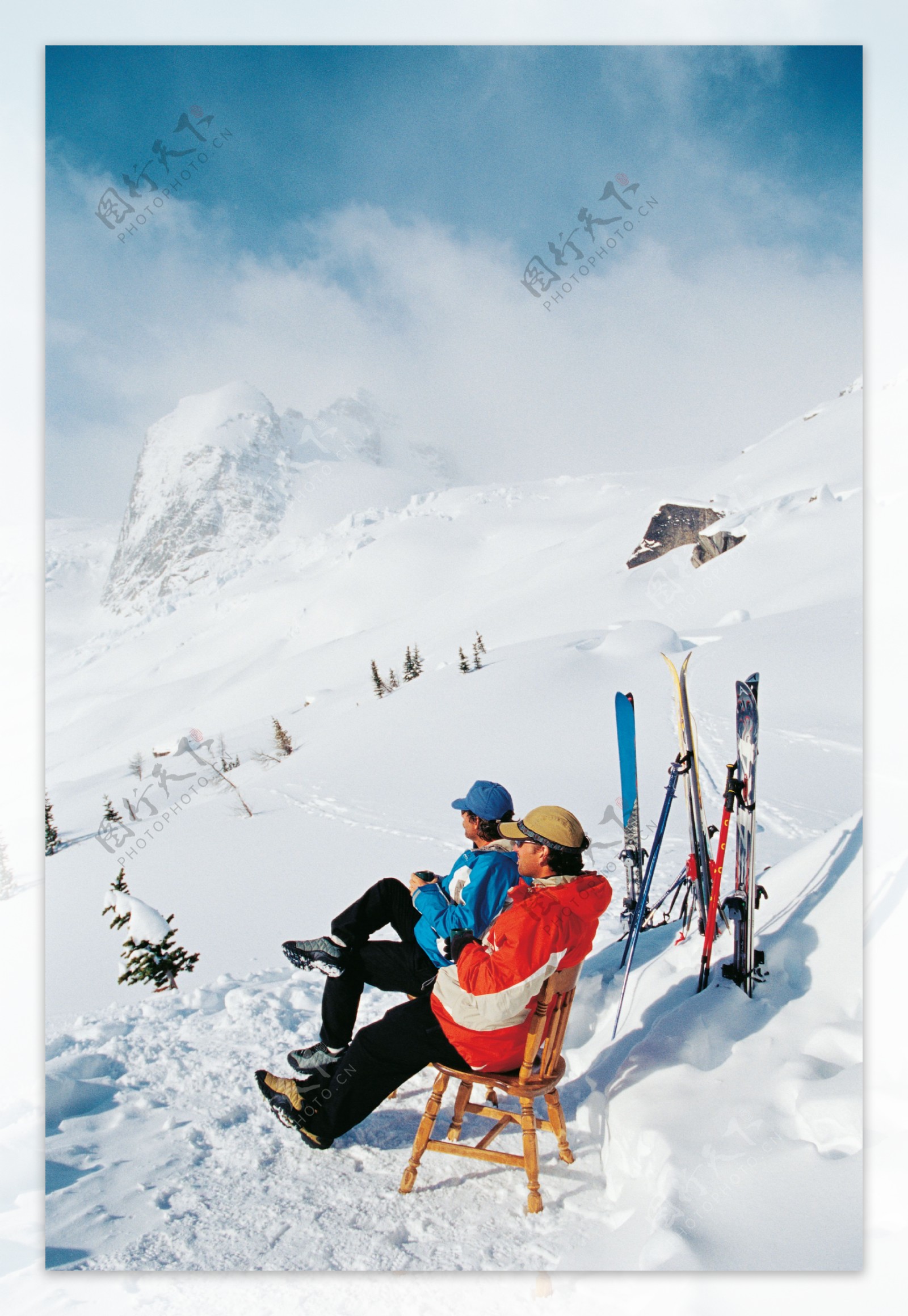坐在椅子上的滑雪运动员高清图片