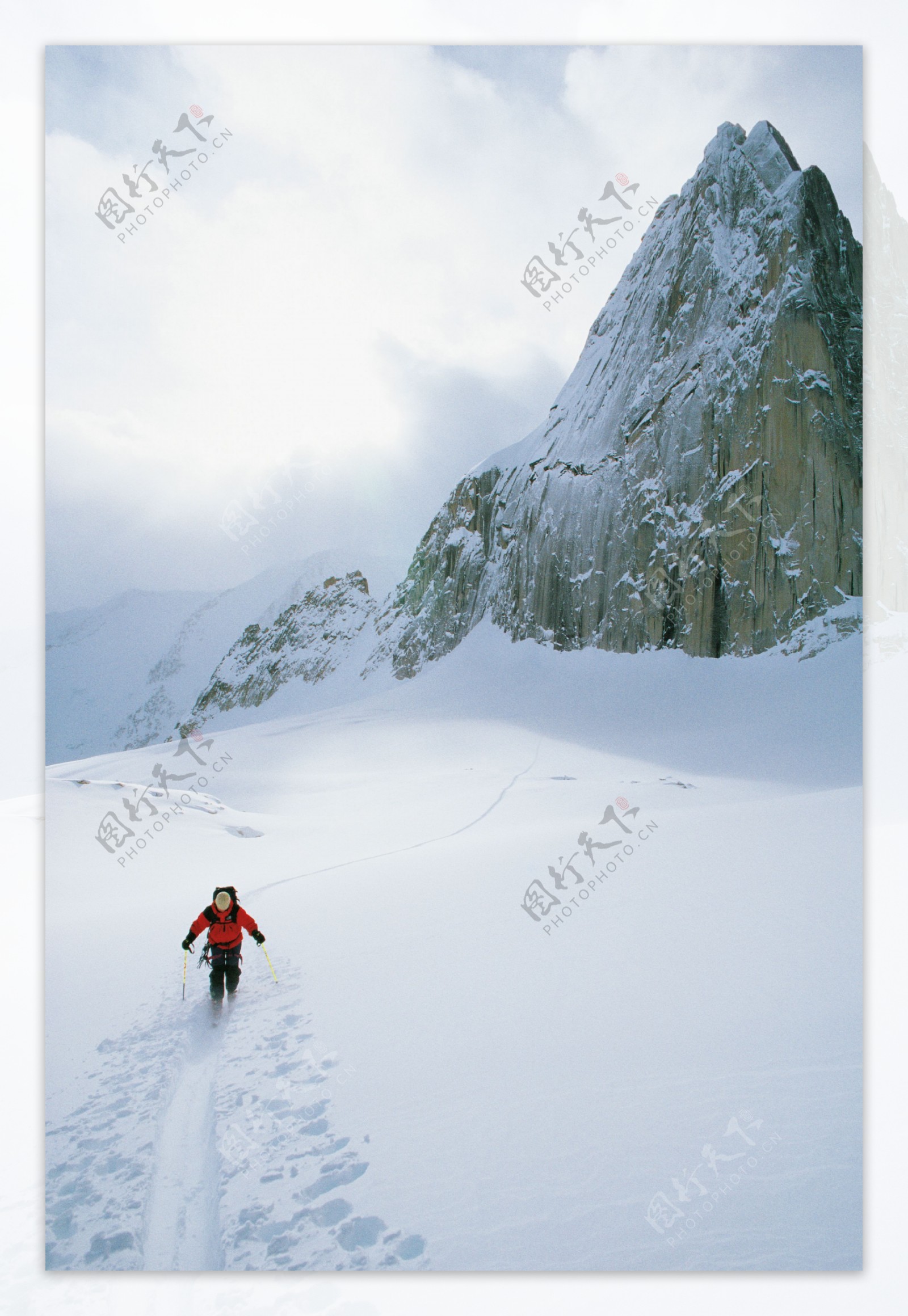 雪地登山运动员摄影图片
