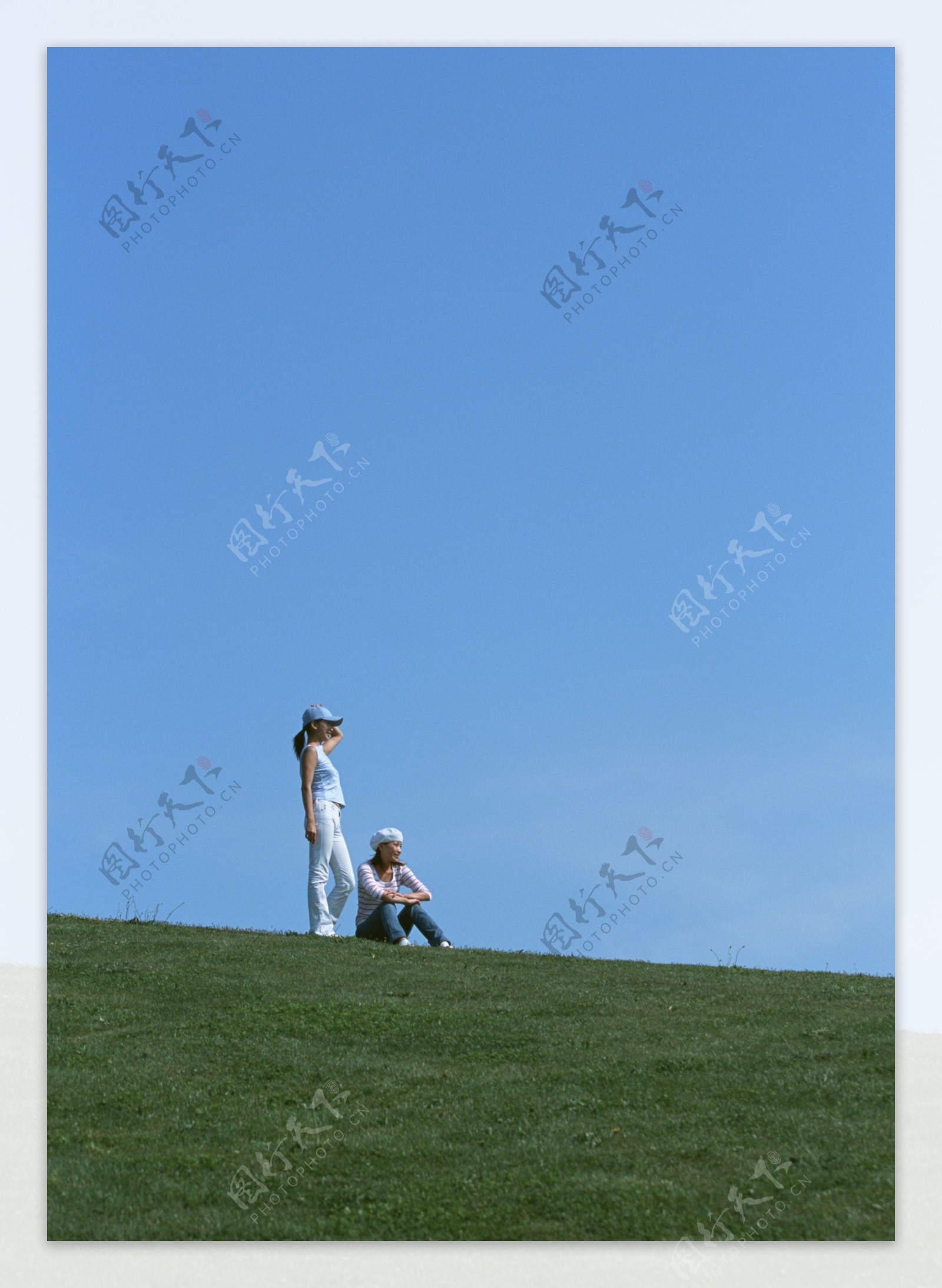 在草地上休息的女性图片
