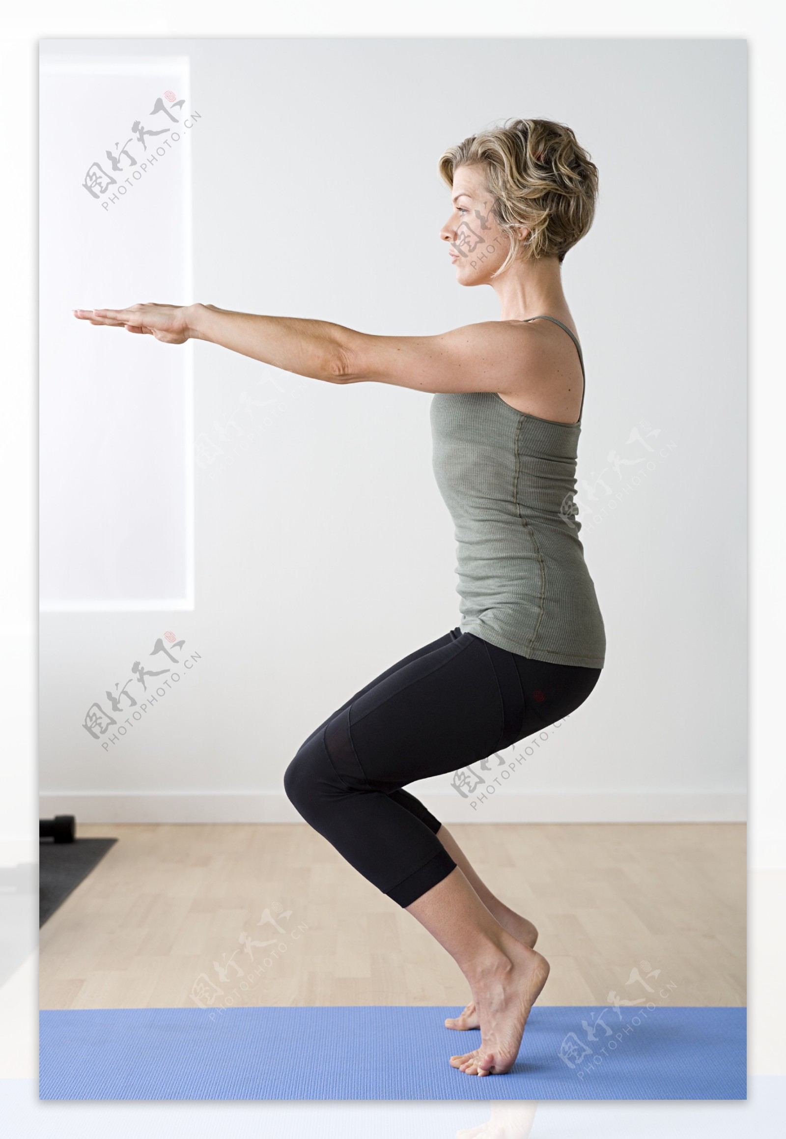 练瑜伽的女性图片