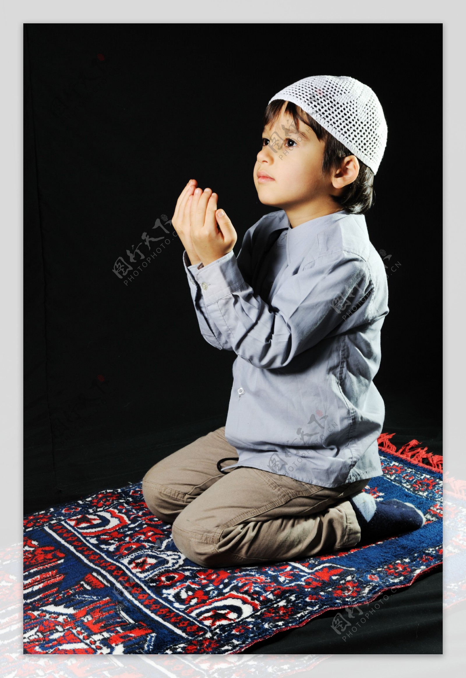 跪在地上祈祷的男孩图片