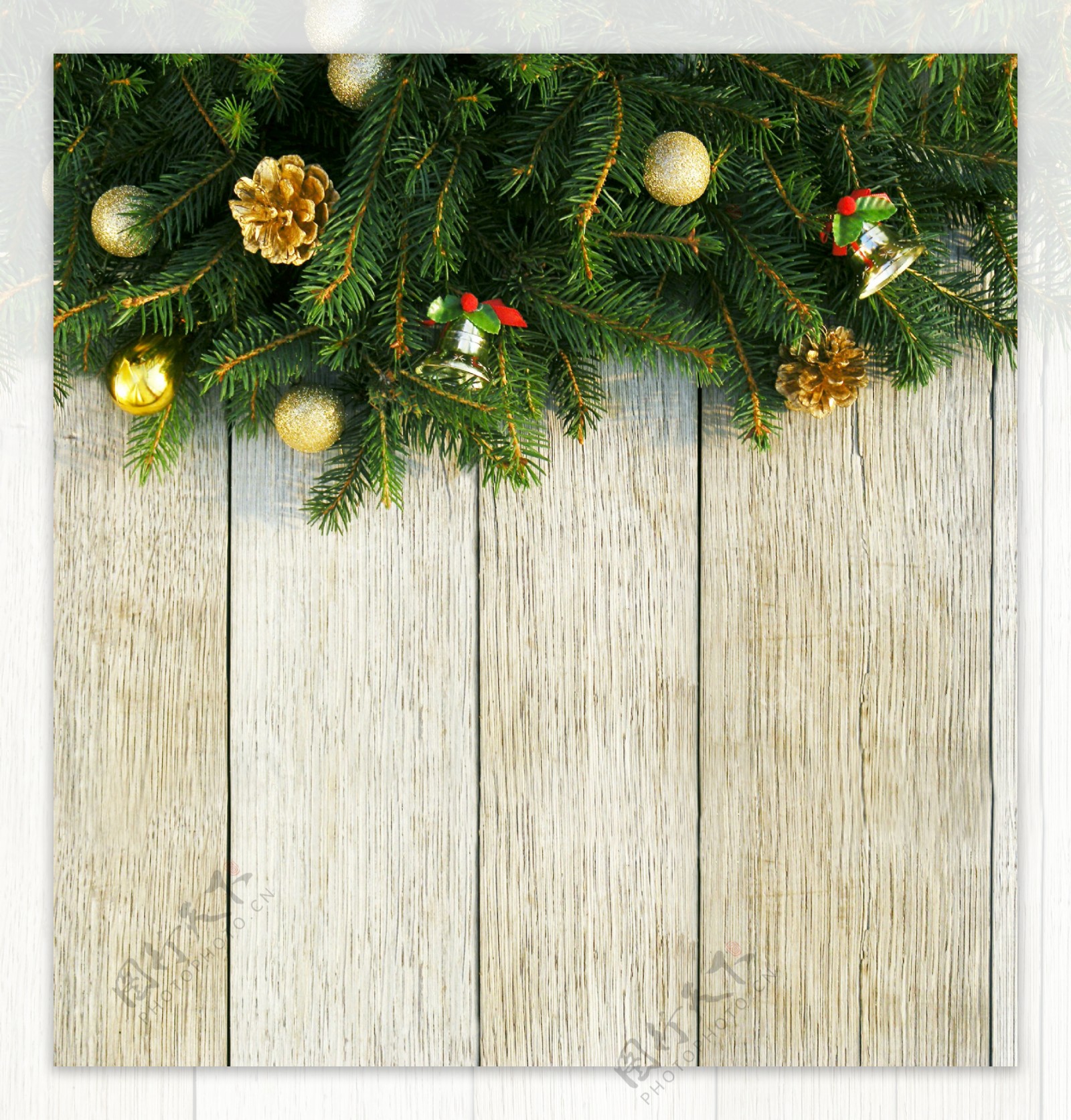木板上的松枝与圣诞球图片