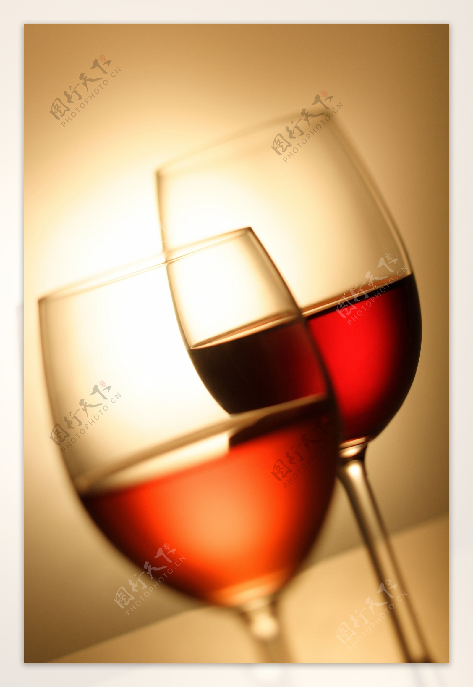 两支葡萄酒杯图片