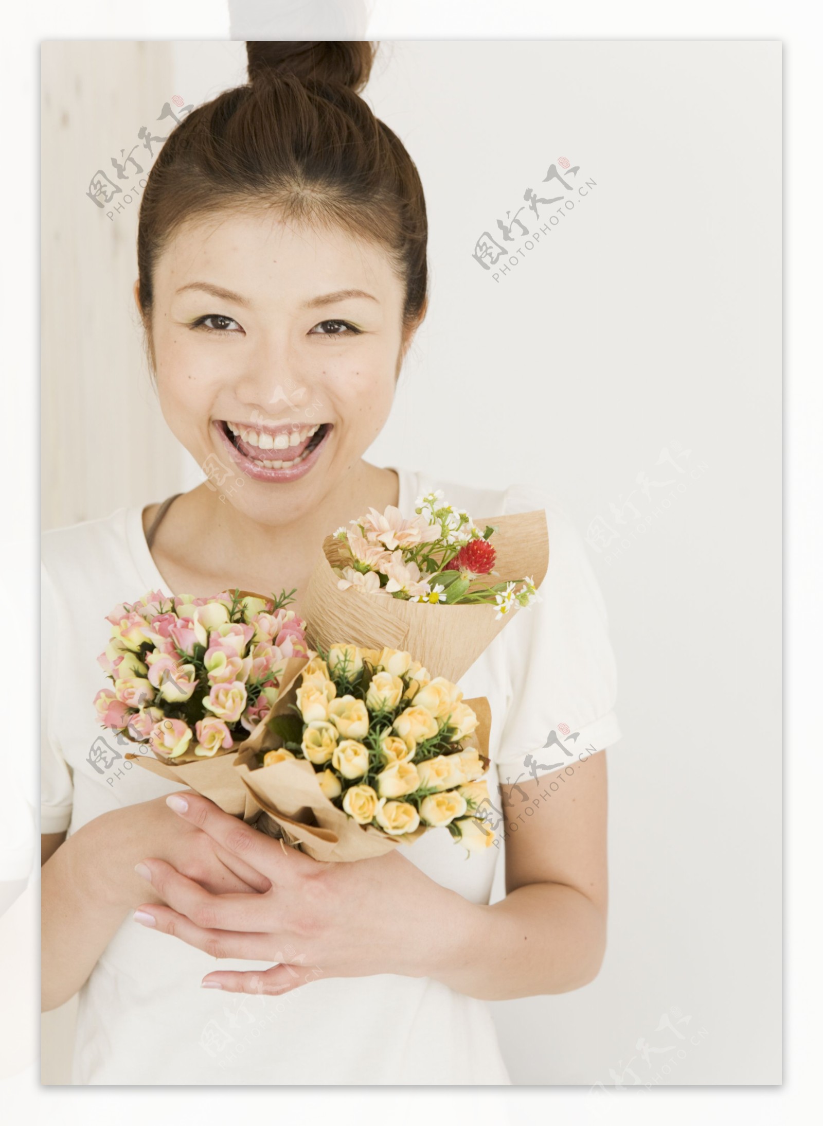 手捧鲜花的开心女孩子图片