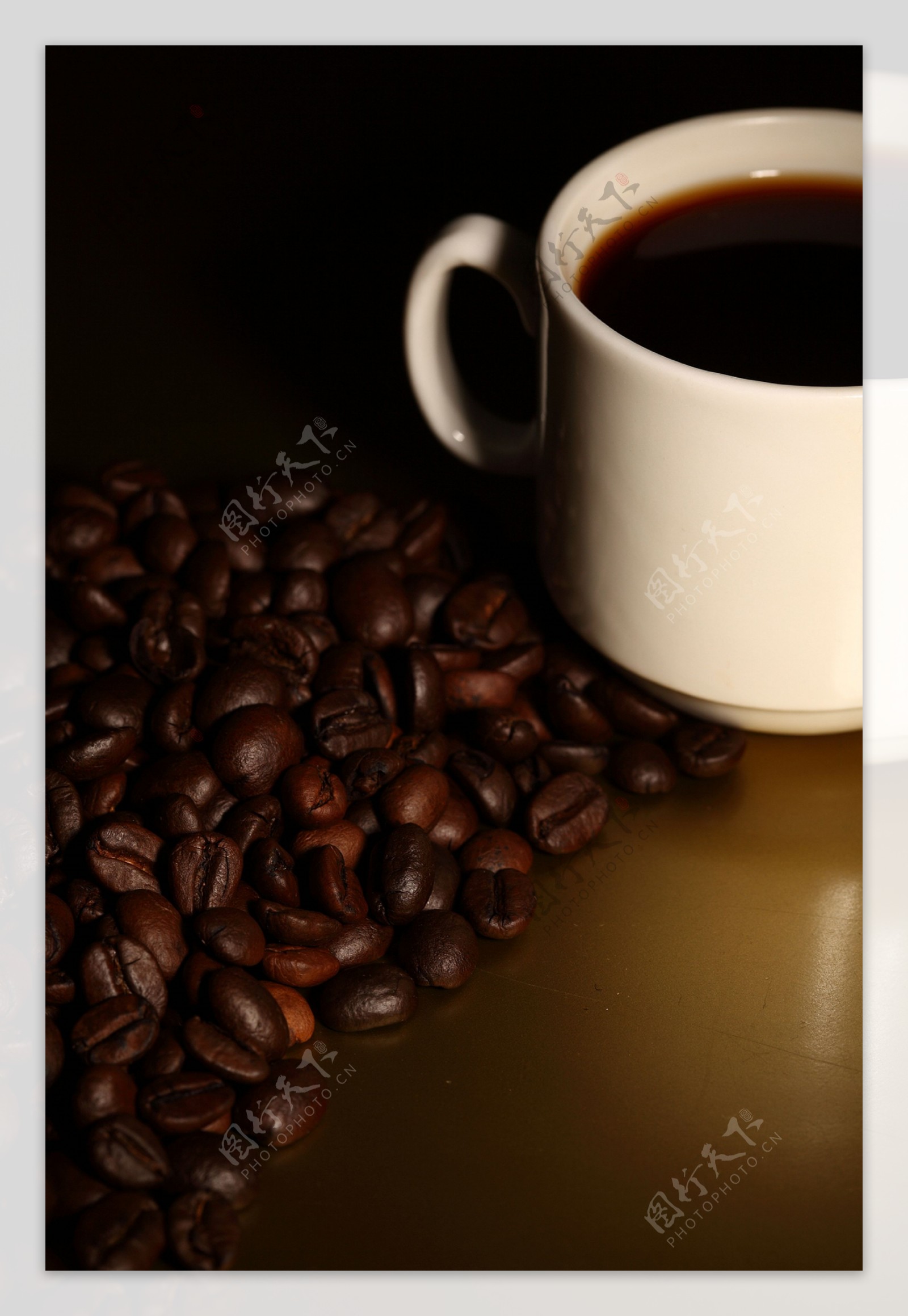 隔着的咖啡和咖啡豆图片