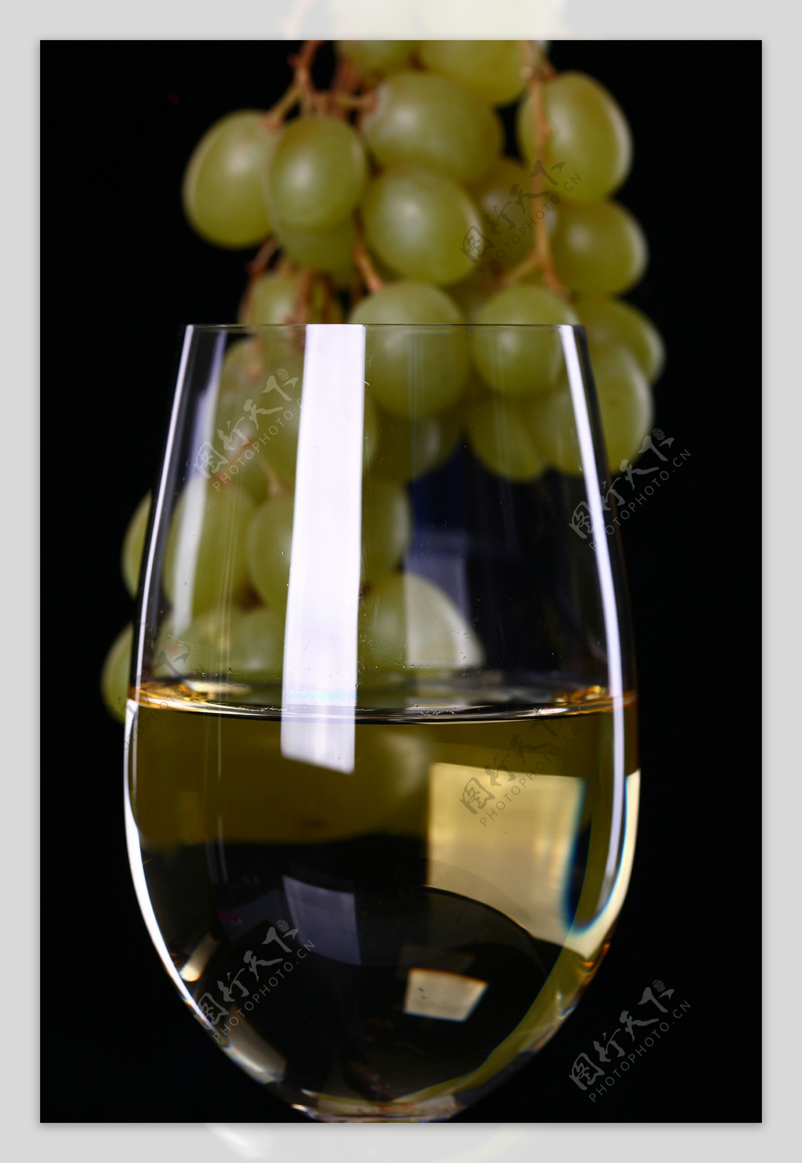 青提子与葡萄酒杯图片