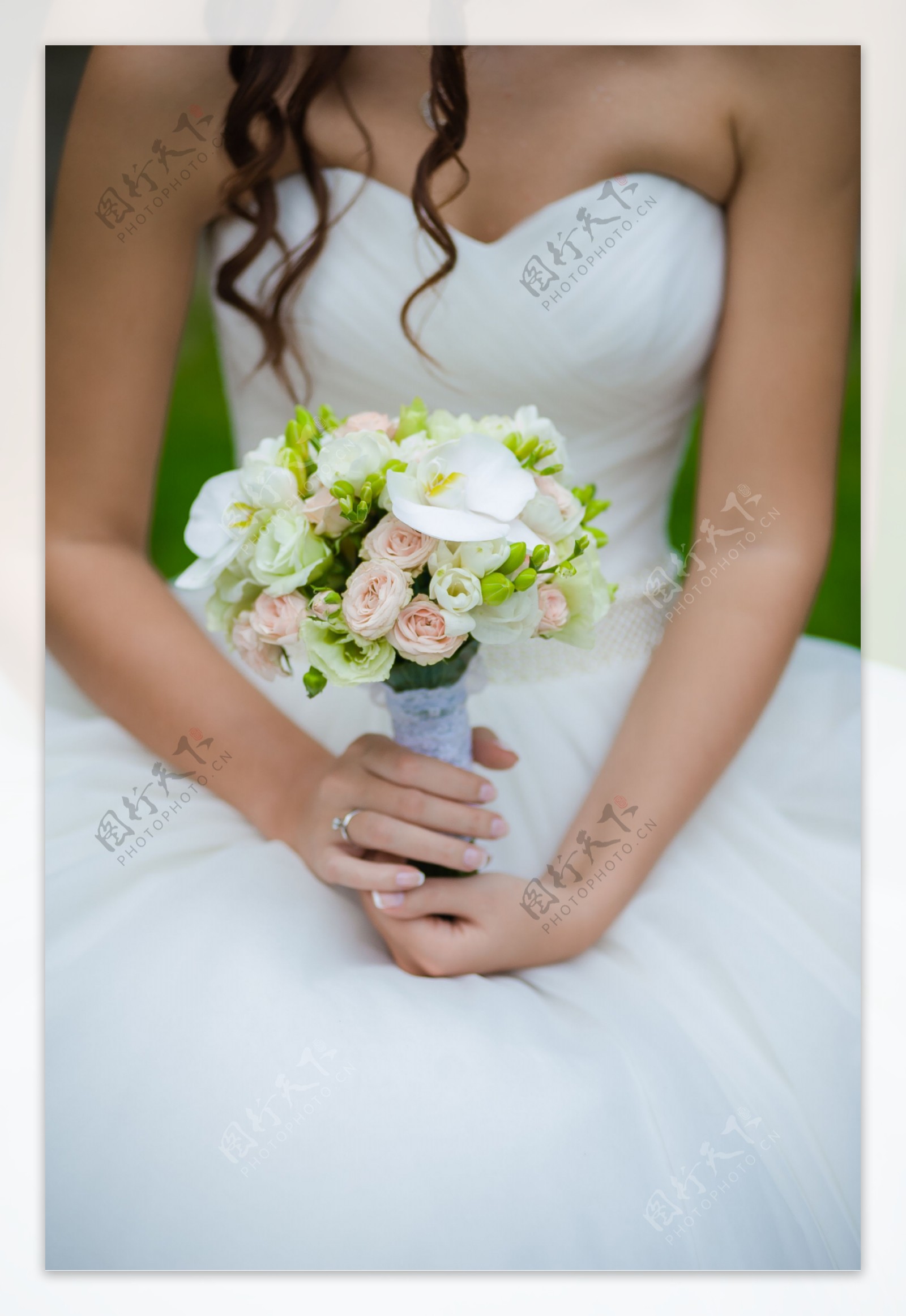 拿着玫瑰花束的新娘图片
