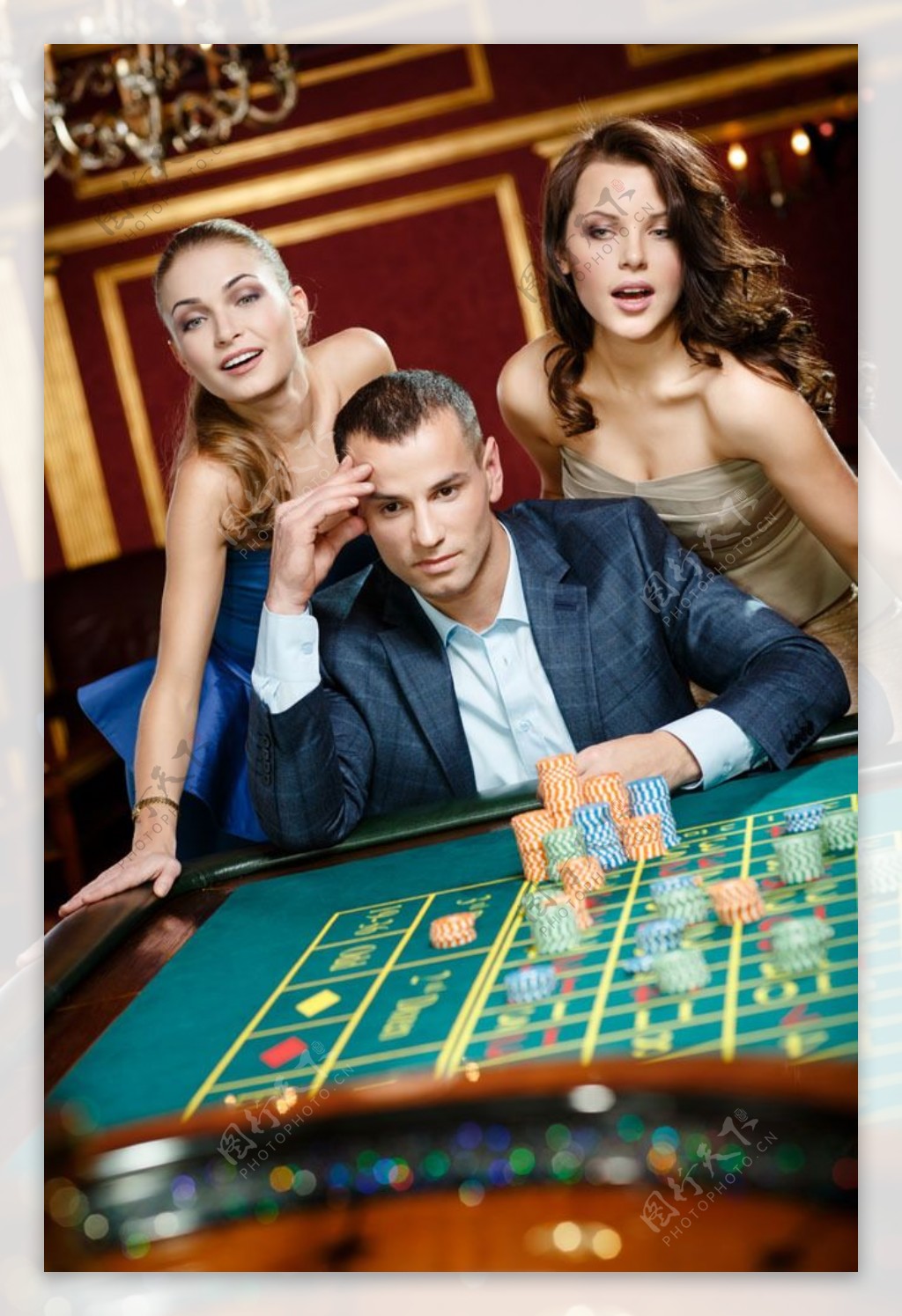 赌场里的男人和女人图片