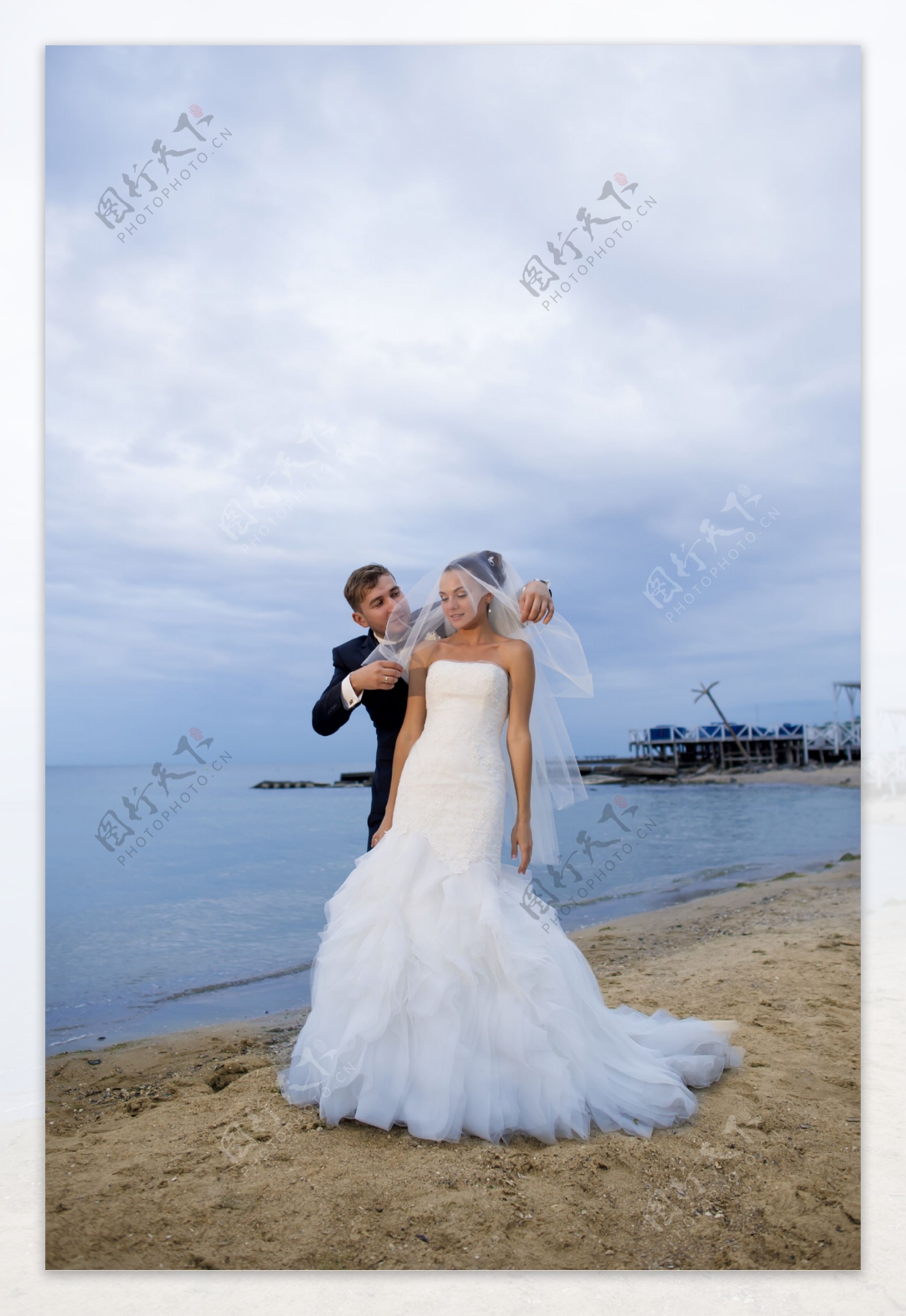 海滩上的新人夫妇图片