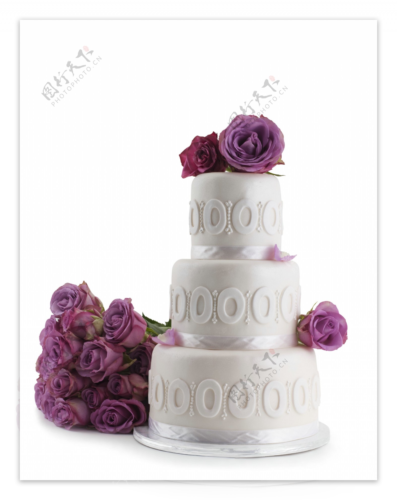 紫色玫瑰花和豪华婚礼蛋糕图片