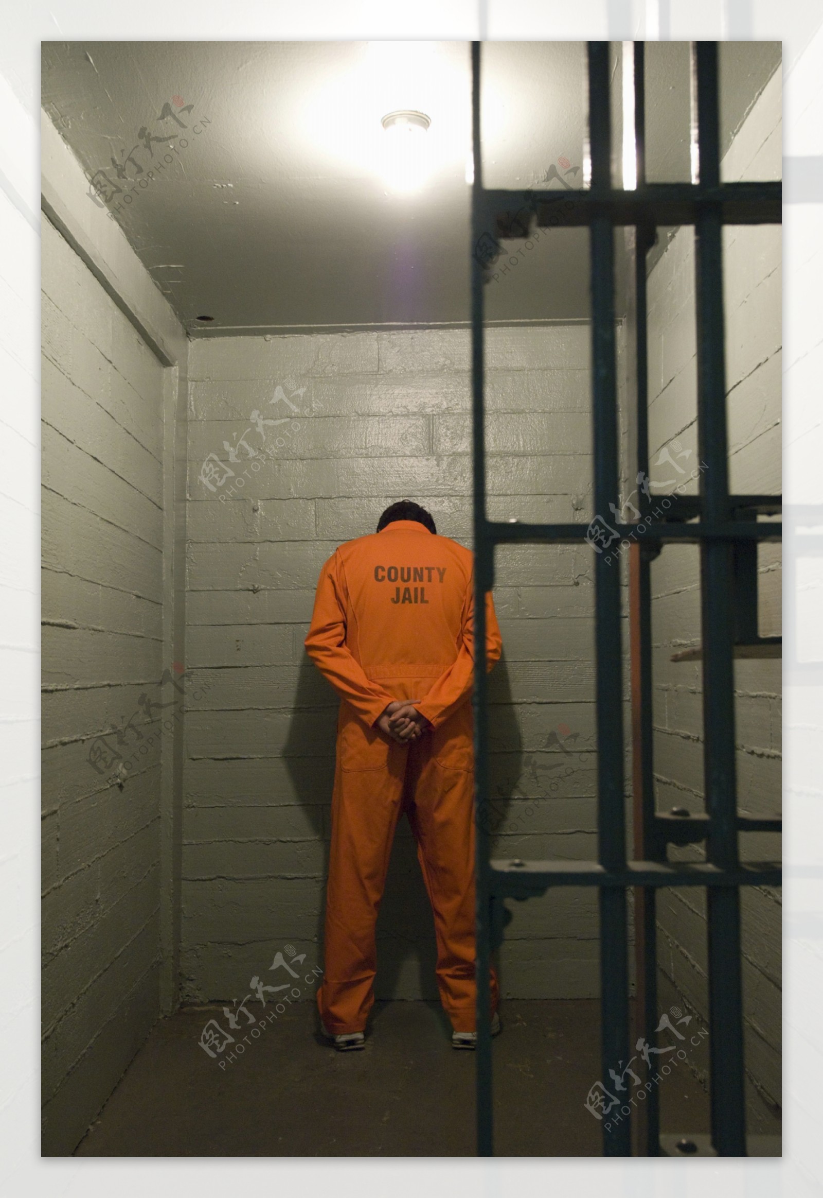 牢房里的罪犯图片