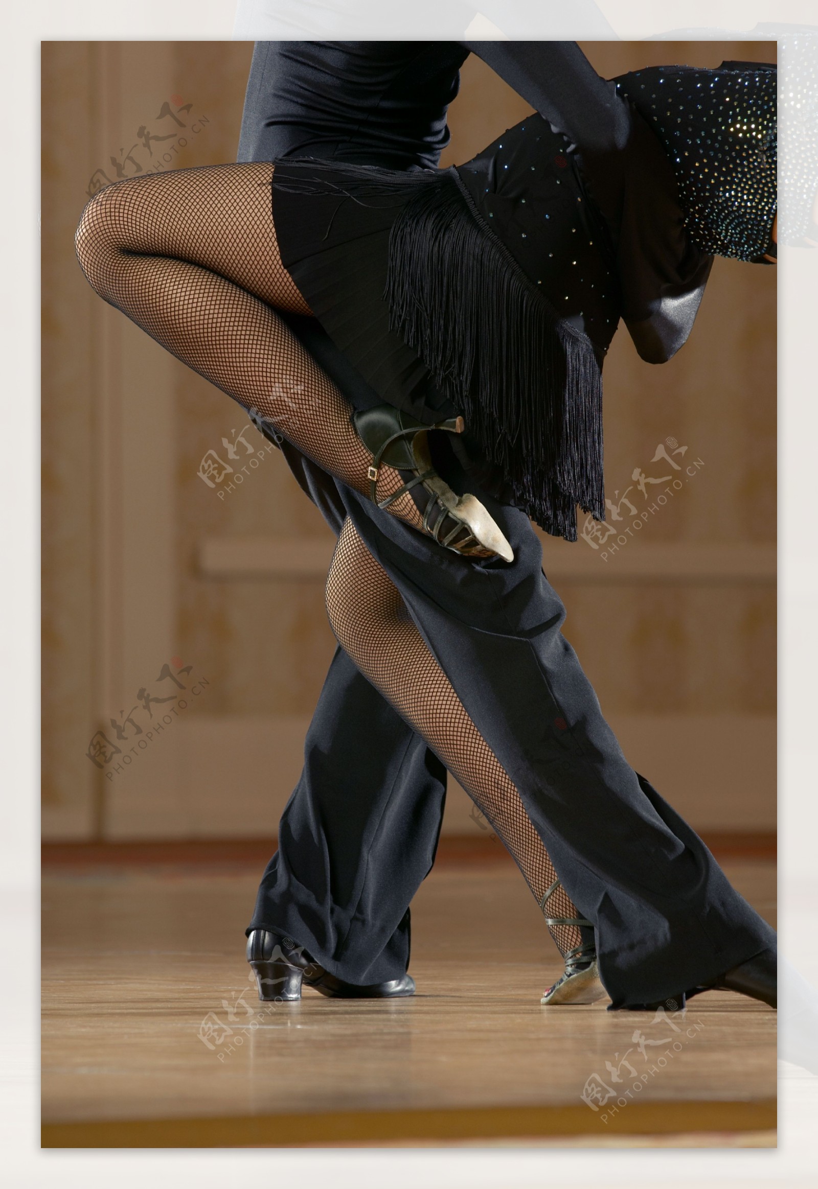 贴身热舞的男女舞蹈演员图片