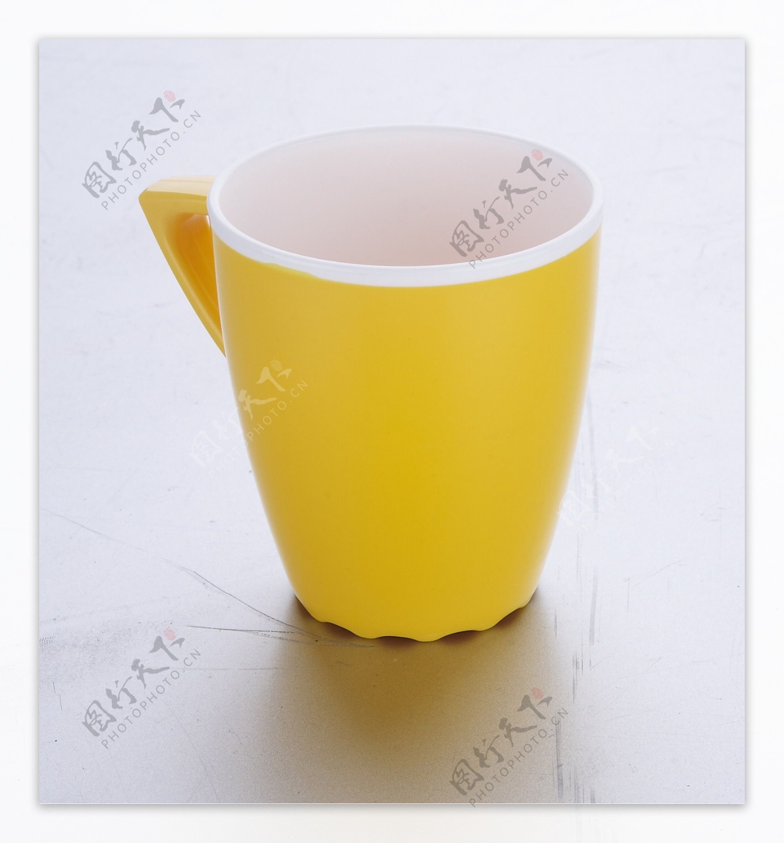 黄色瓷水杯图片
