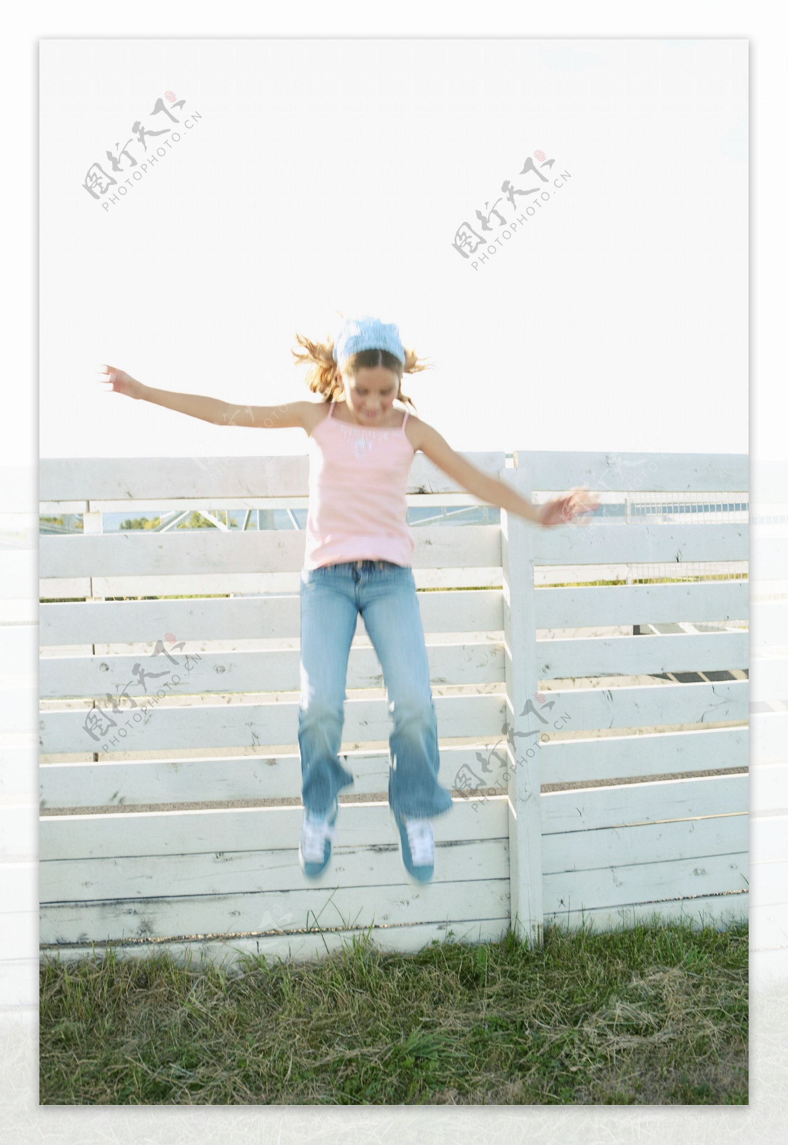 跳跃的女孩图片