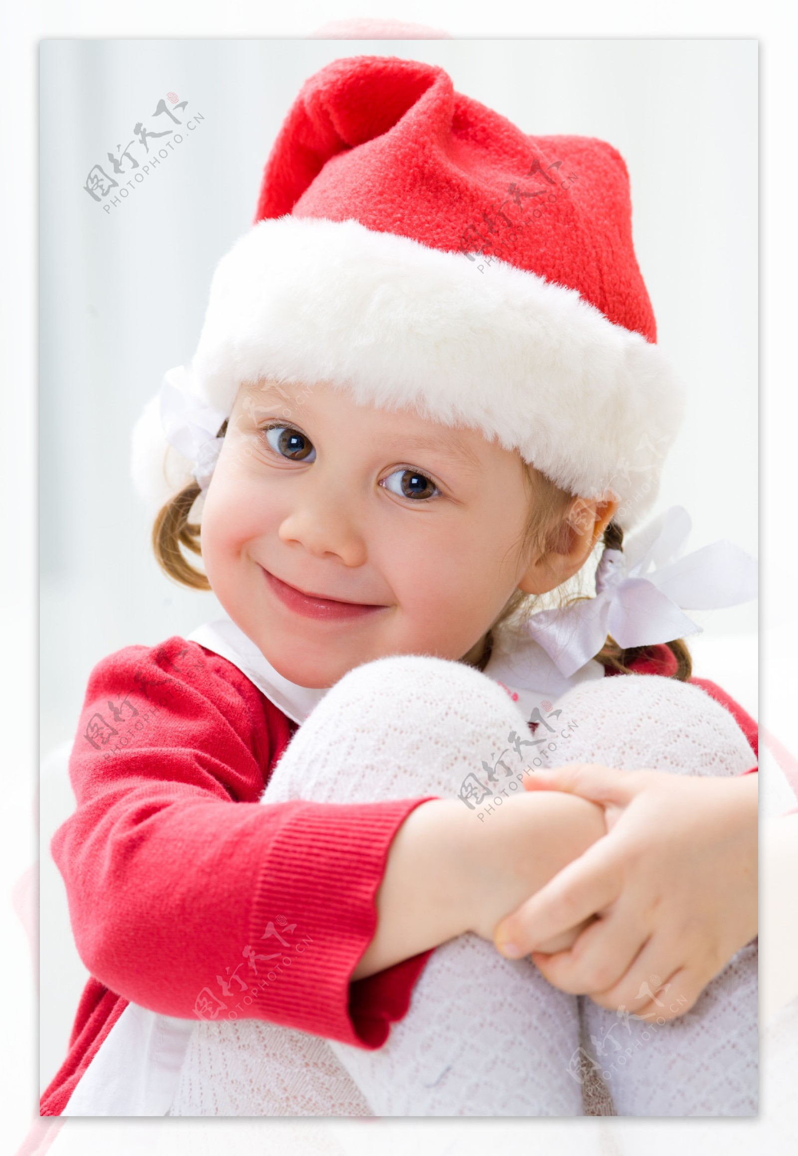 双手抱膝的外国圣诞装女孩图片