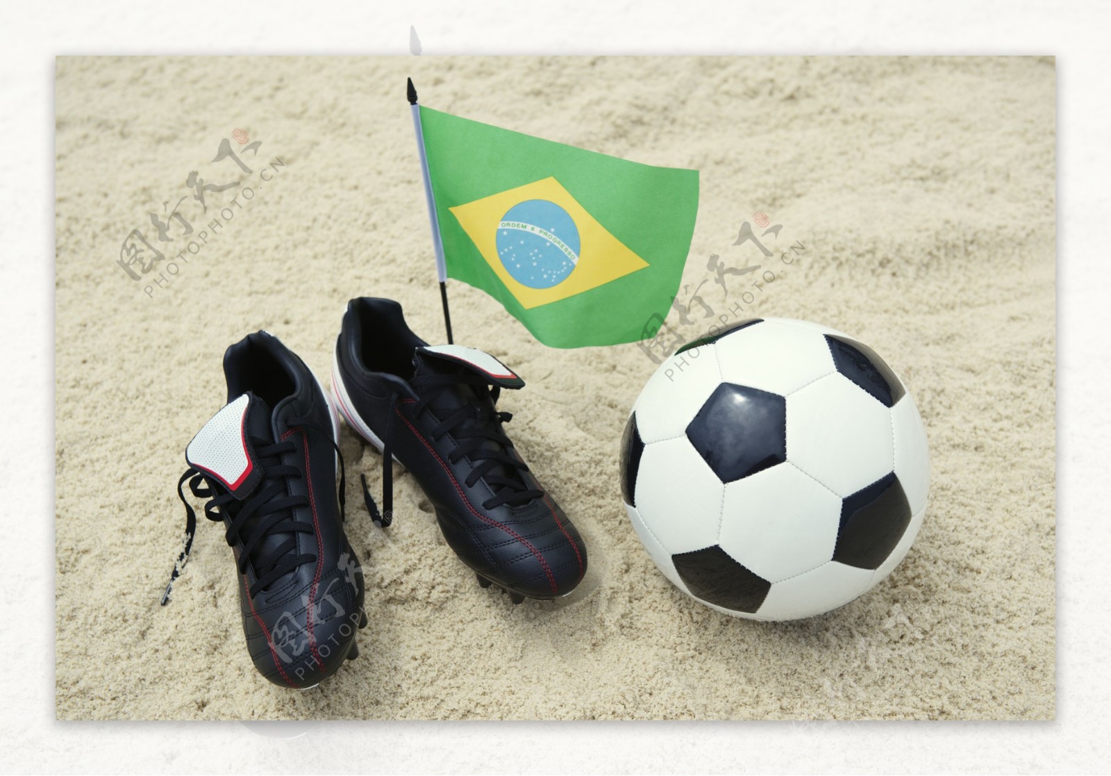 沙滩上的球鞋与足球