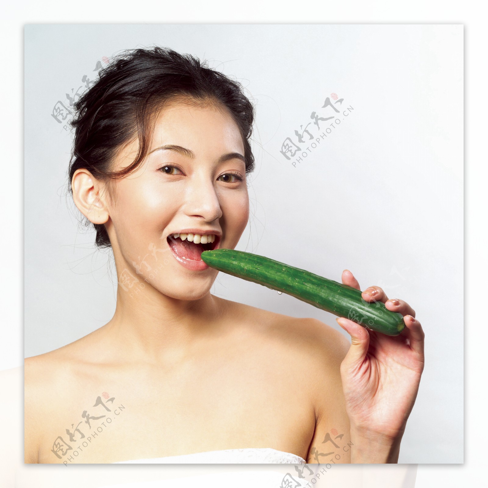 吃青瓜的美女图片