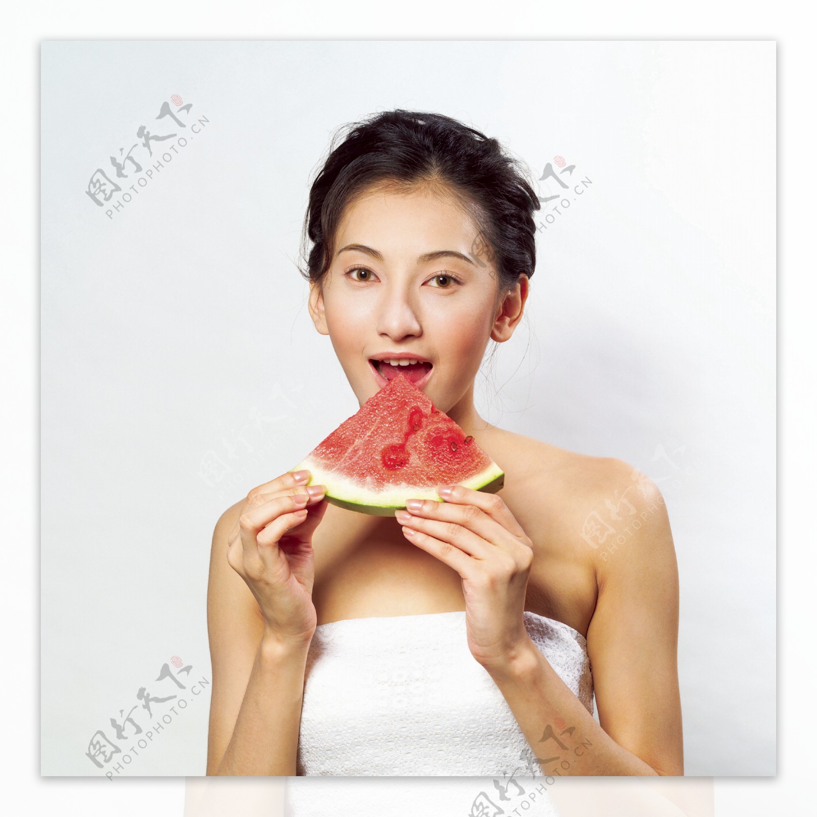 吃西瓜的美女图片