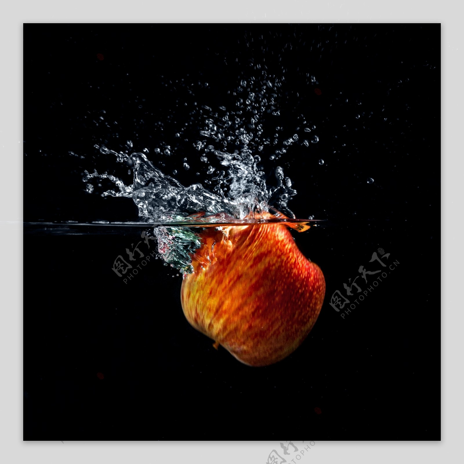 苹果与溅起的水花图片