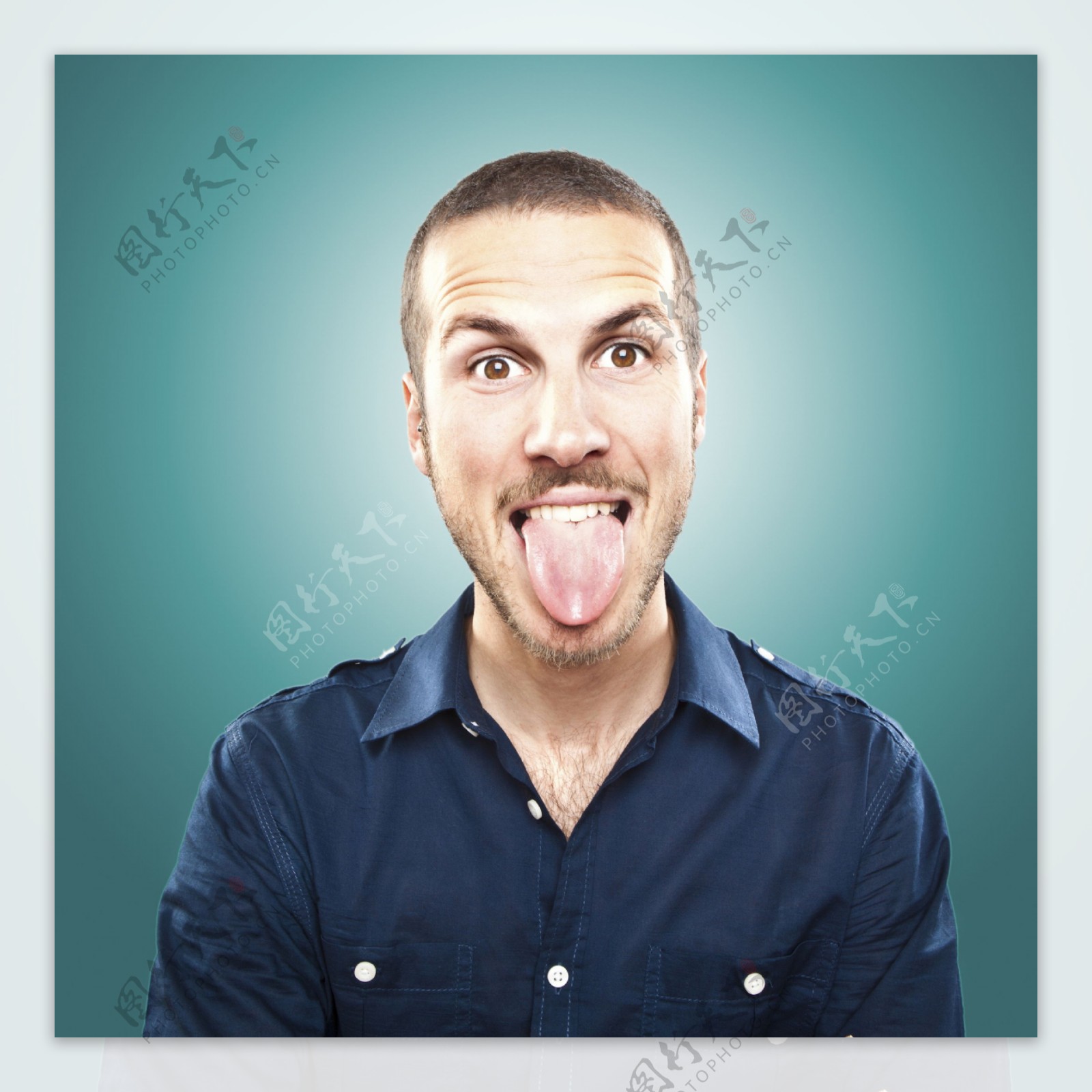 吐舌头的外国男人图片