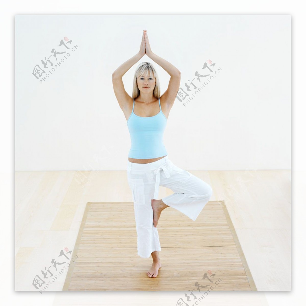 单腿站立的瑜珈女人图片图片