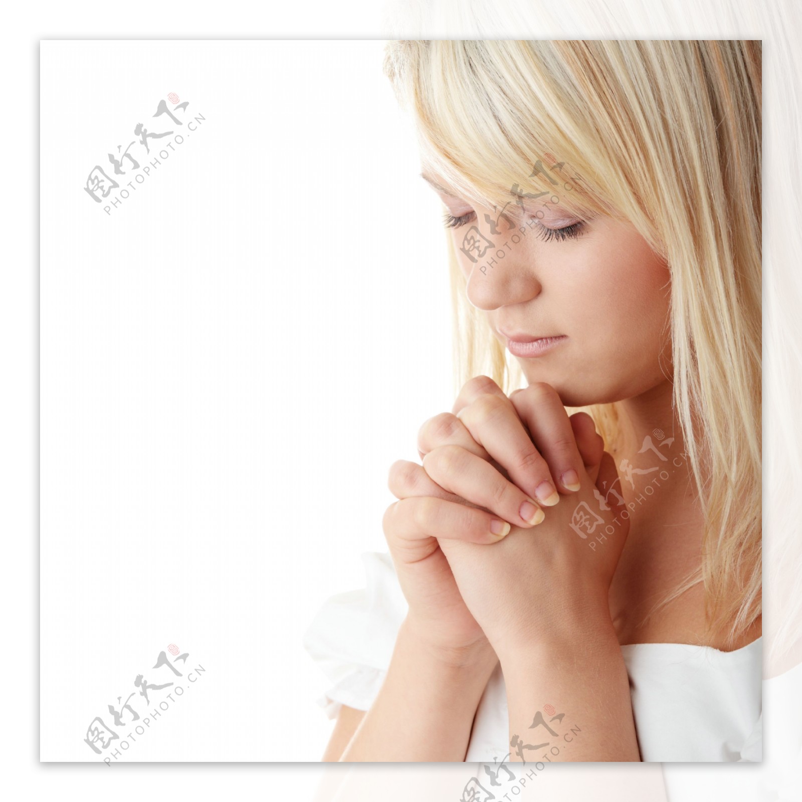 祈祷的美女图片